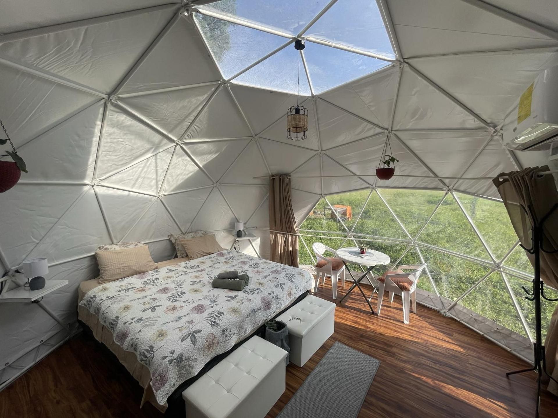 La Comarca River Glamping Dome near Manuel Antonio King Room with Garden View