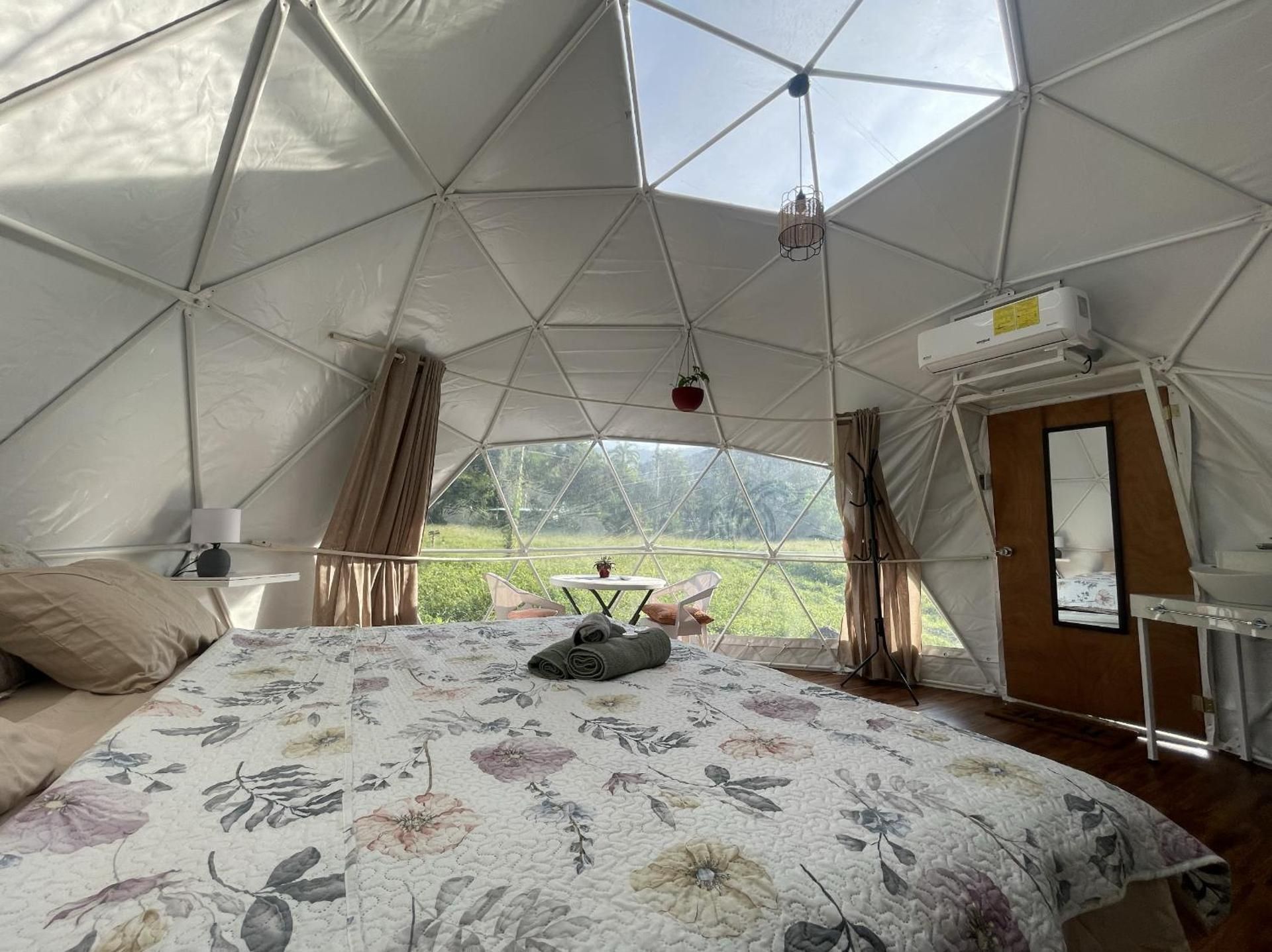 La Comarca River Glamping Dome near Manuel Antonio King Room with Garden View 2