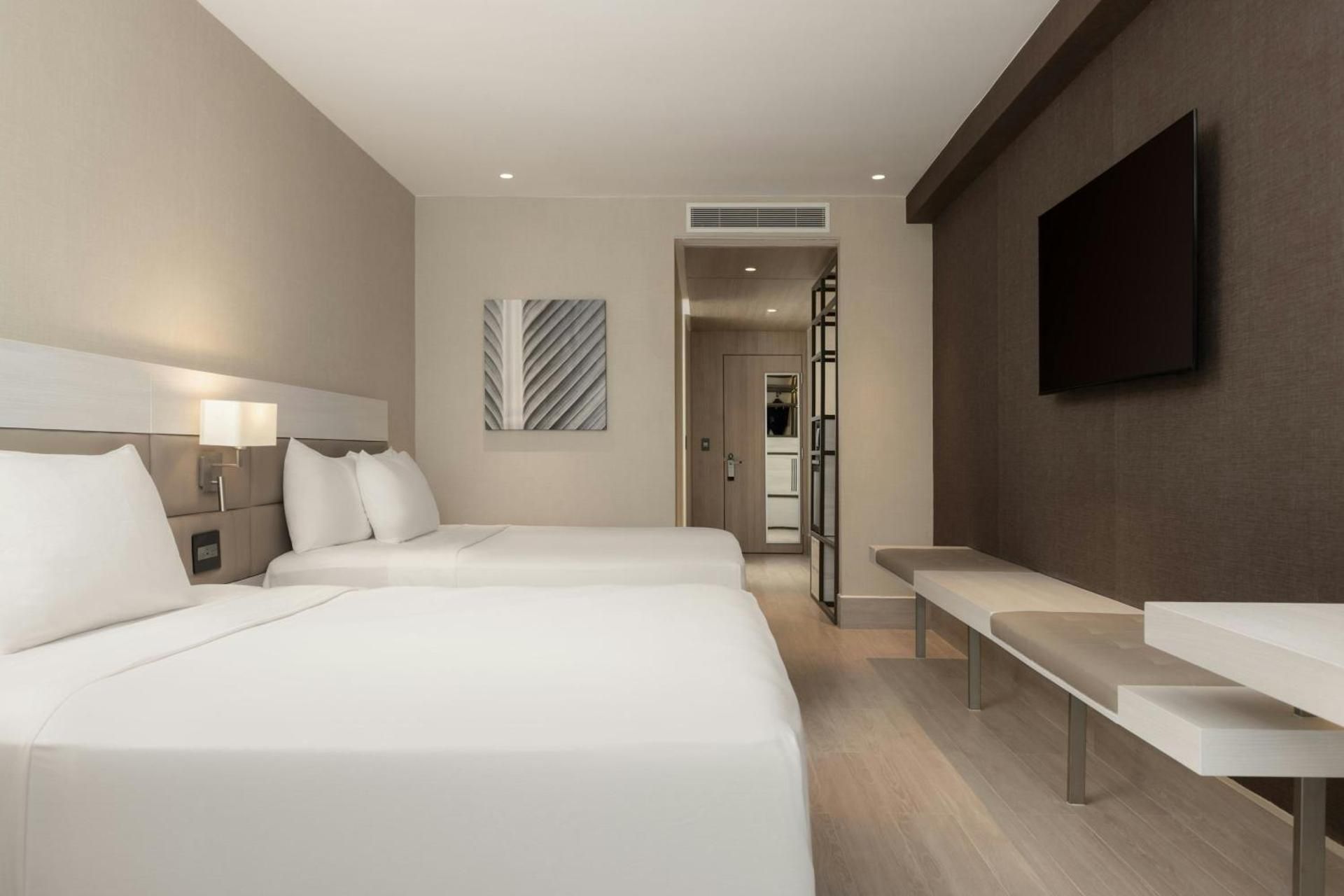 AC Hotel Santiago de los Caballeros Queen Room with City View 2