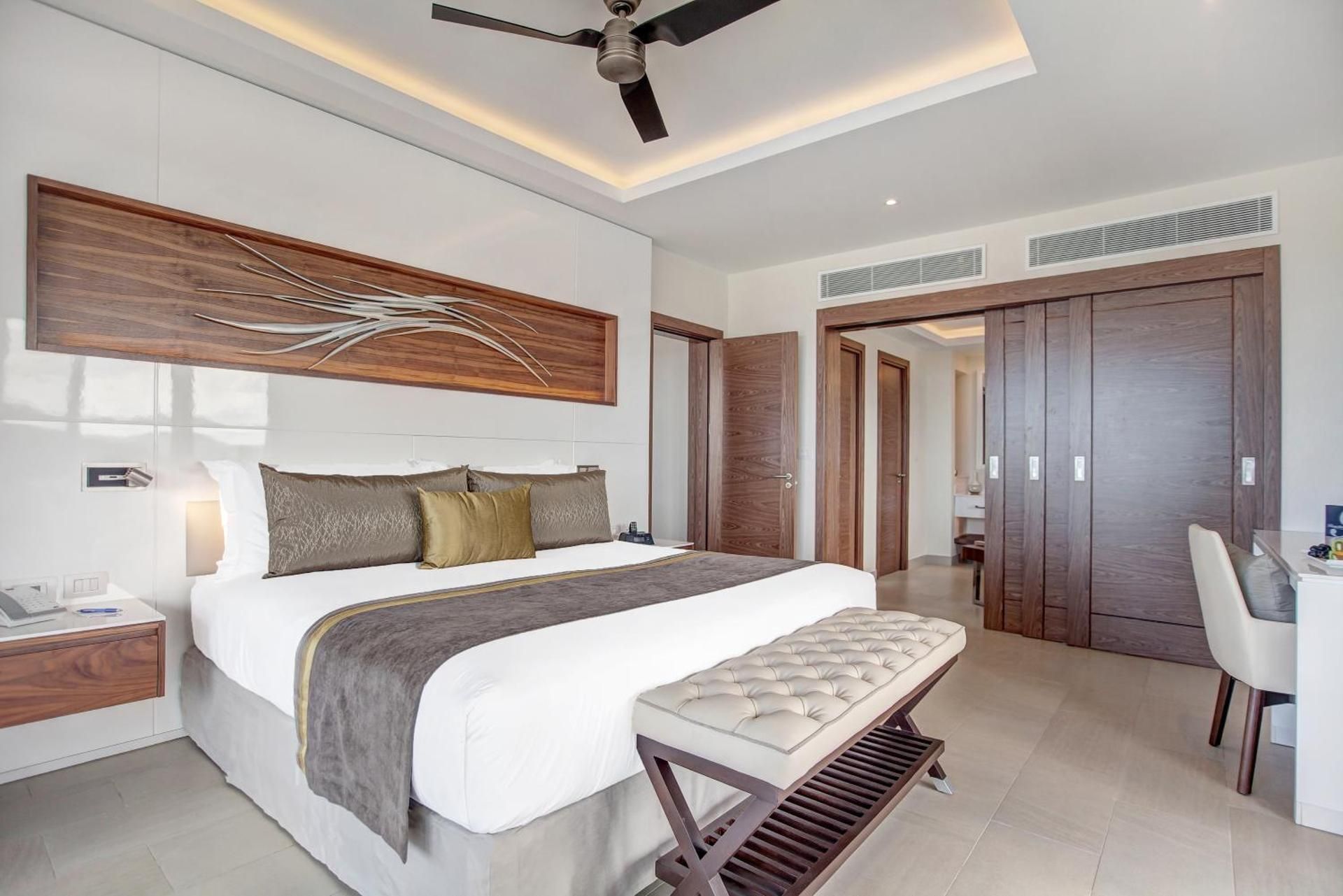 Luxury Presidential One Bedroom Suite Swim Out Diamond club