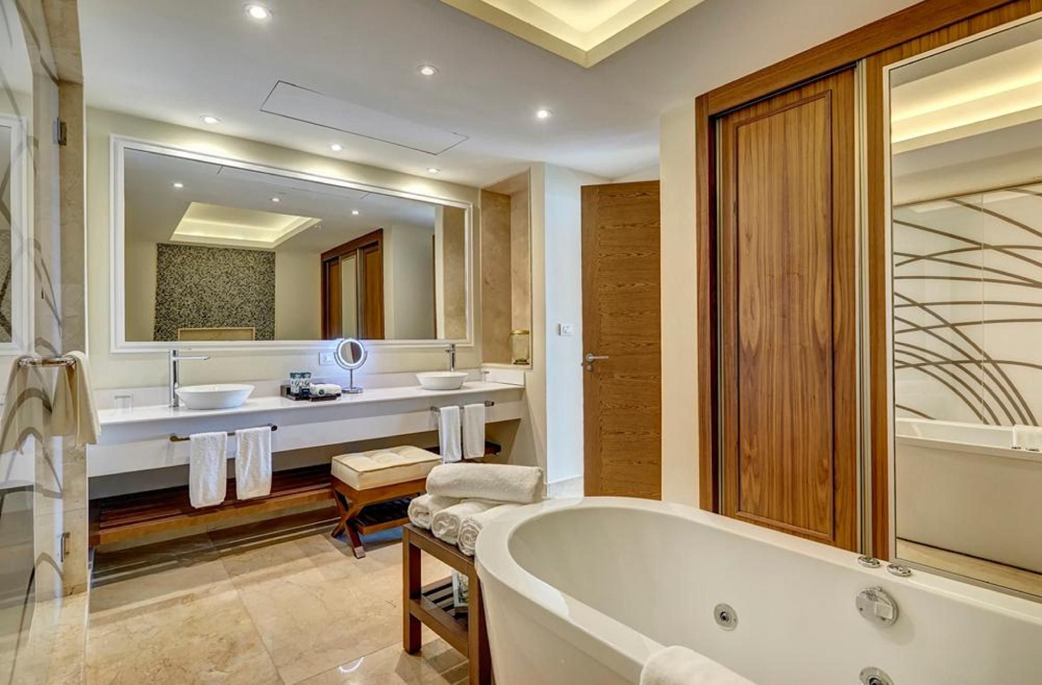 Luxury Chairman Two Bedroom Suite Ocean Front Swim Out Diamond Club