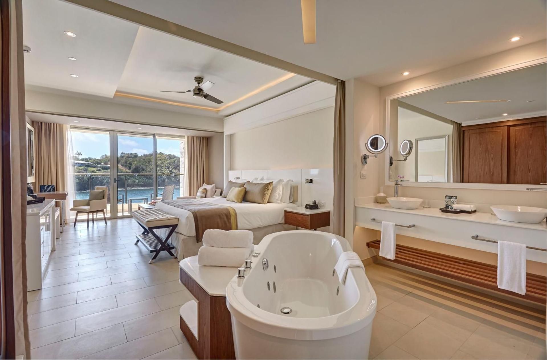 Luxury Junior Suite Swim Out