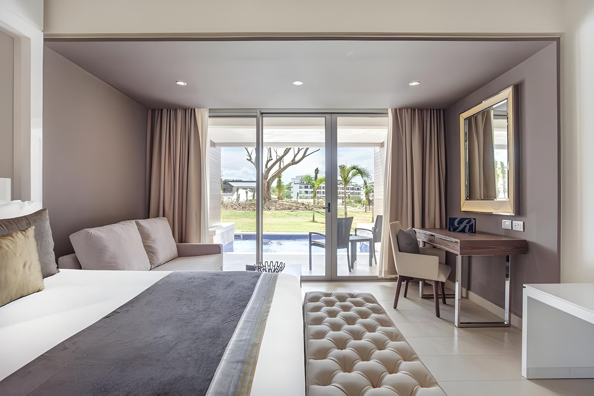 Luxury Presidential One Bedroom Suite Swim Out Diamond club
