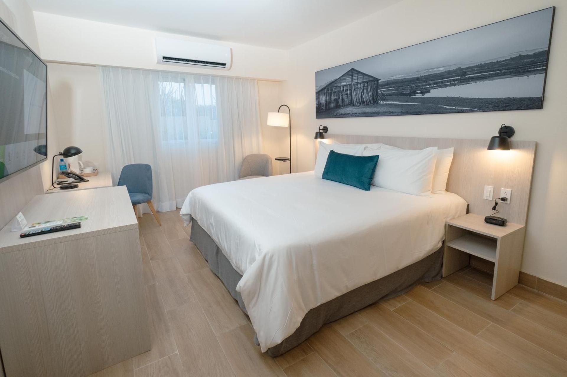 1 King Bed, Living Room, Non-Smoking