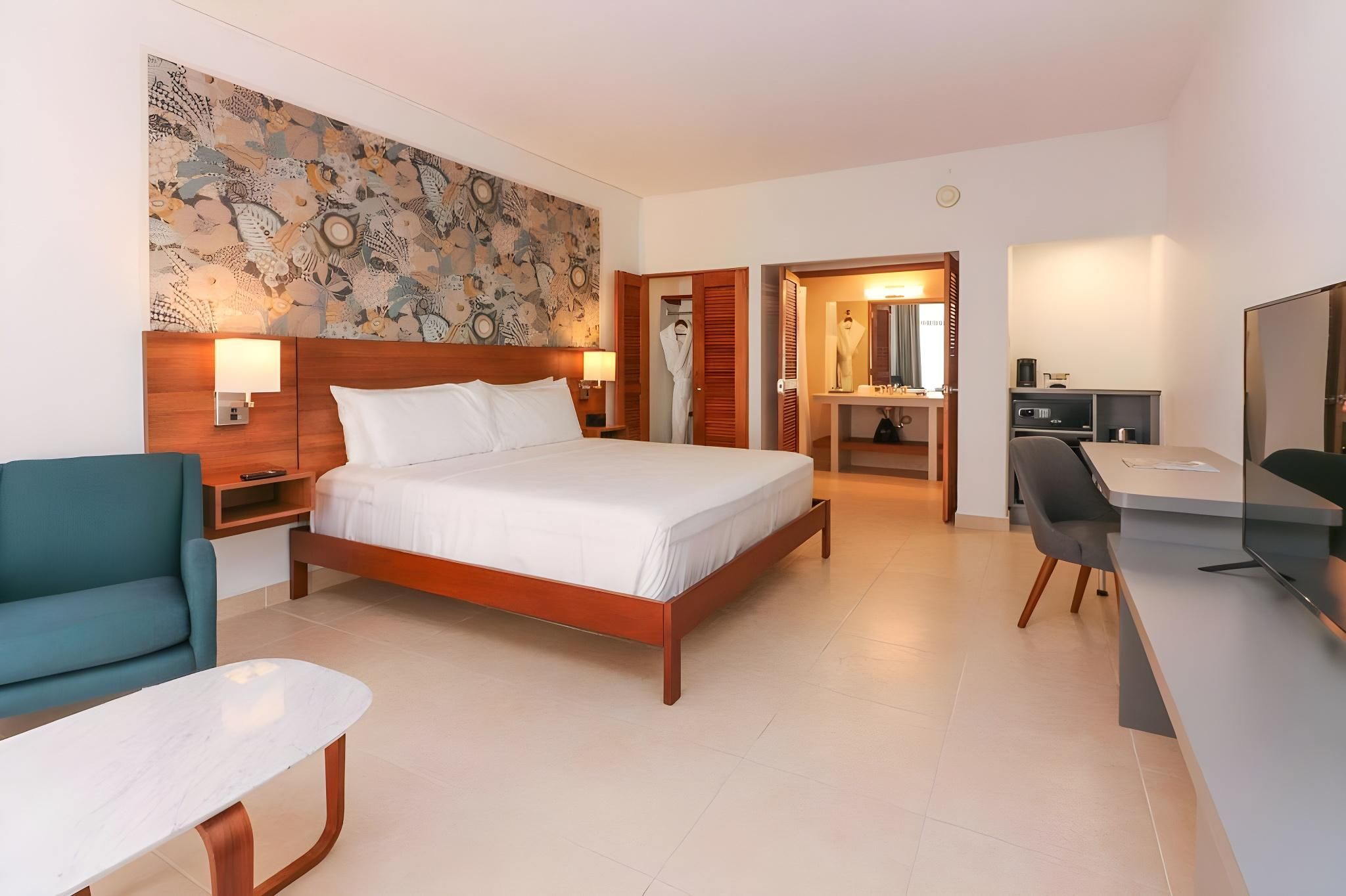 Costa Collection, 1 King Bed, Suite, Resort View