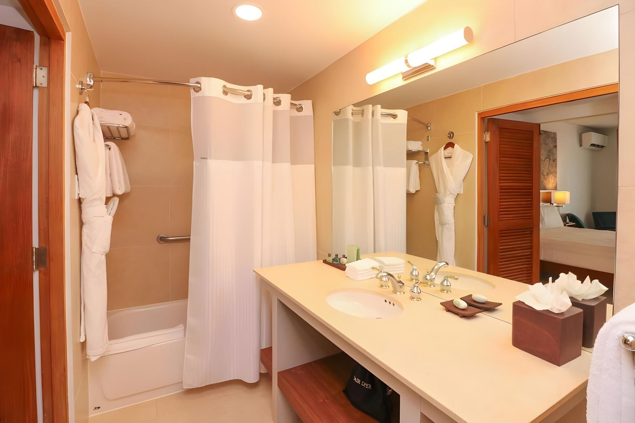 Lagos Collection, 1 King Bed, Mobility Accessible Room, Garden View