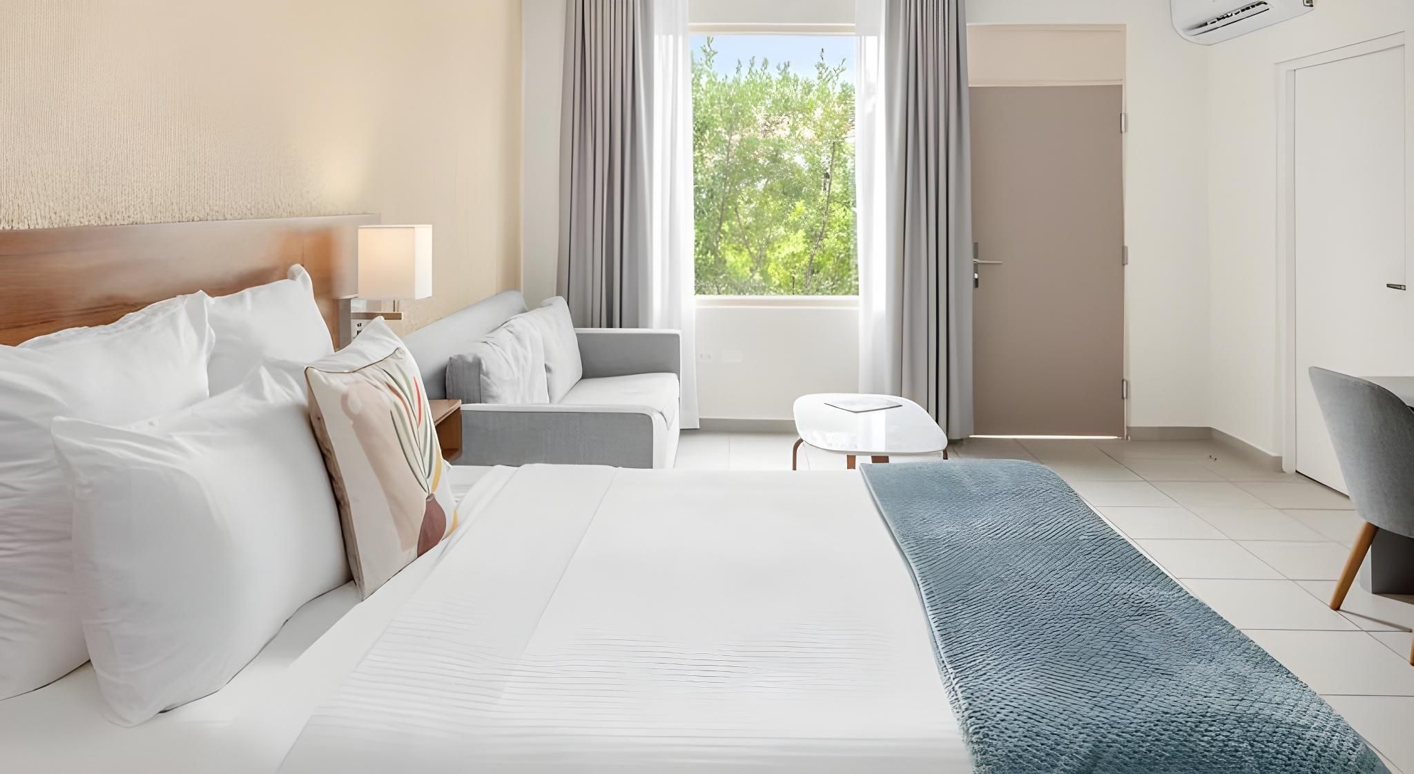 Costa Collection, 1 King Bed, Poolside