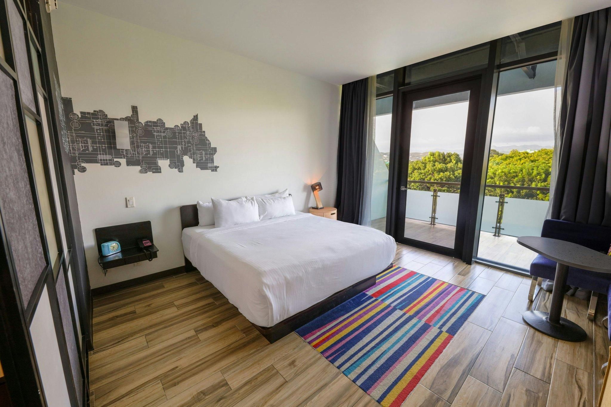 Breezy, Larger Guest room, 1 King, Balcony