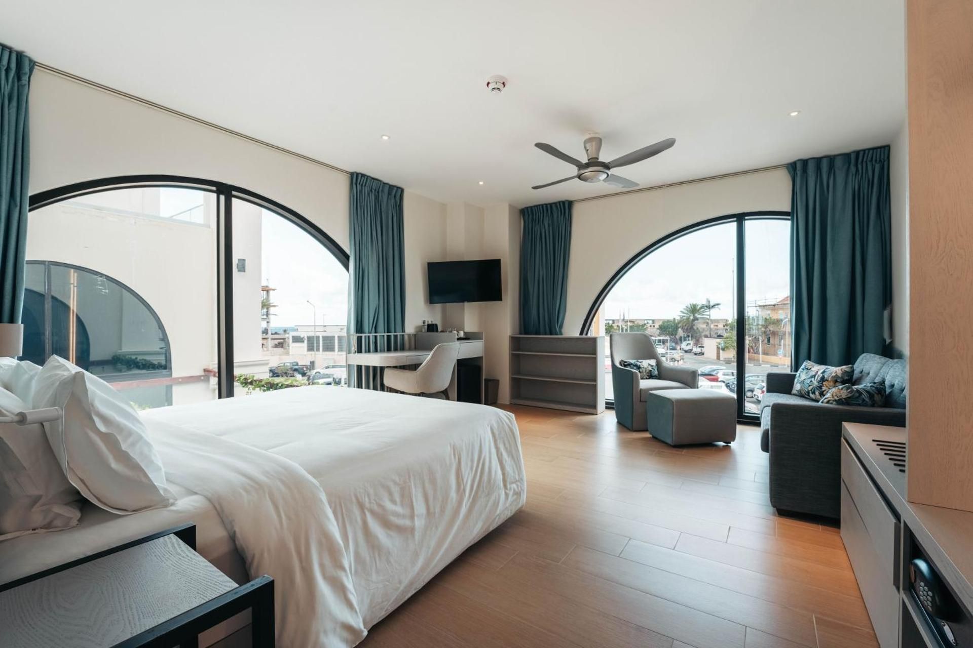 Junior Studio Suite, 1 King Bed, City & Limited Ocean View