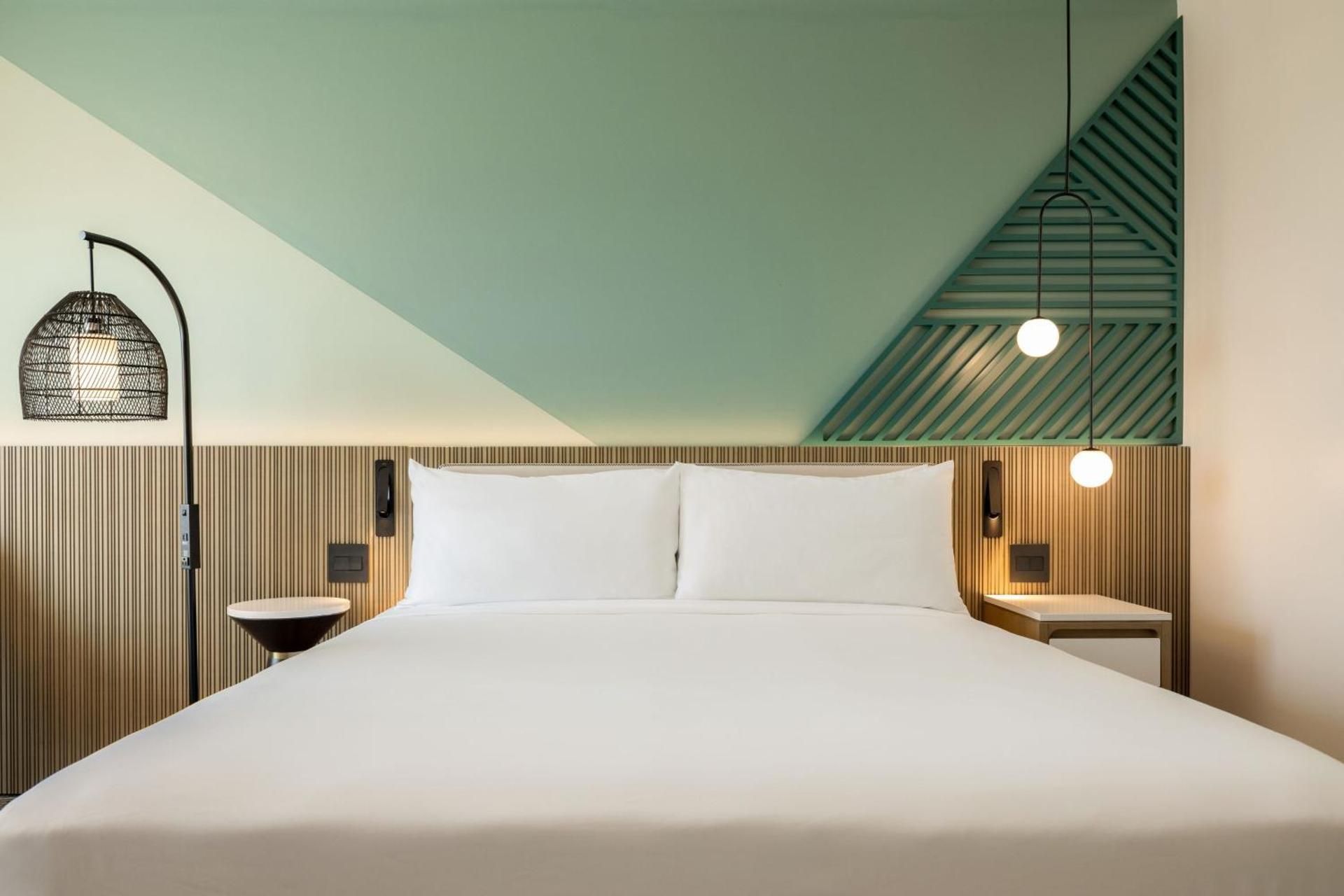 pool view, guest room, 1 king, sofa bed