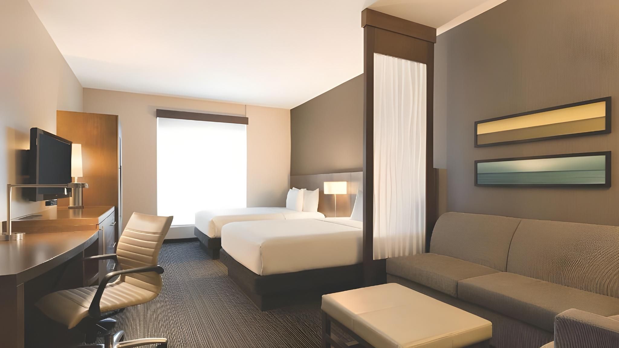 Two Queen Beds (with Sofa Bed)