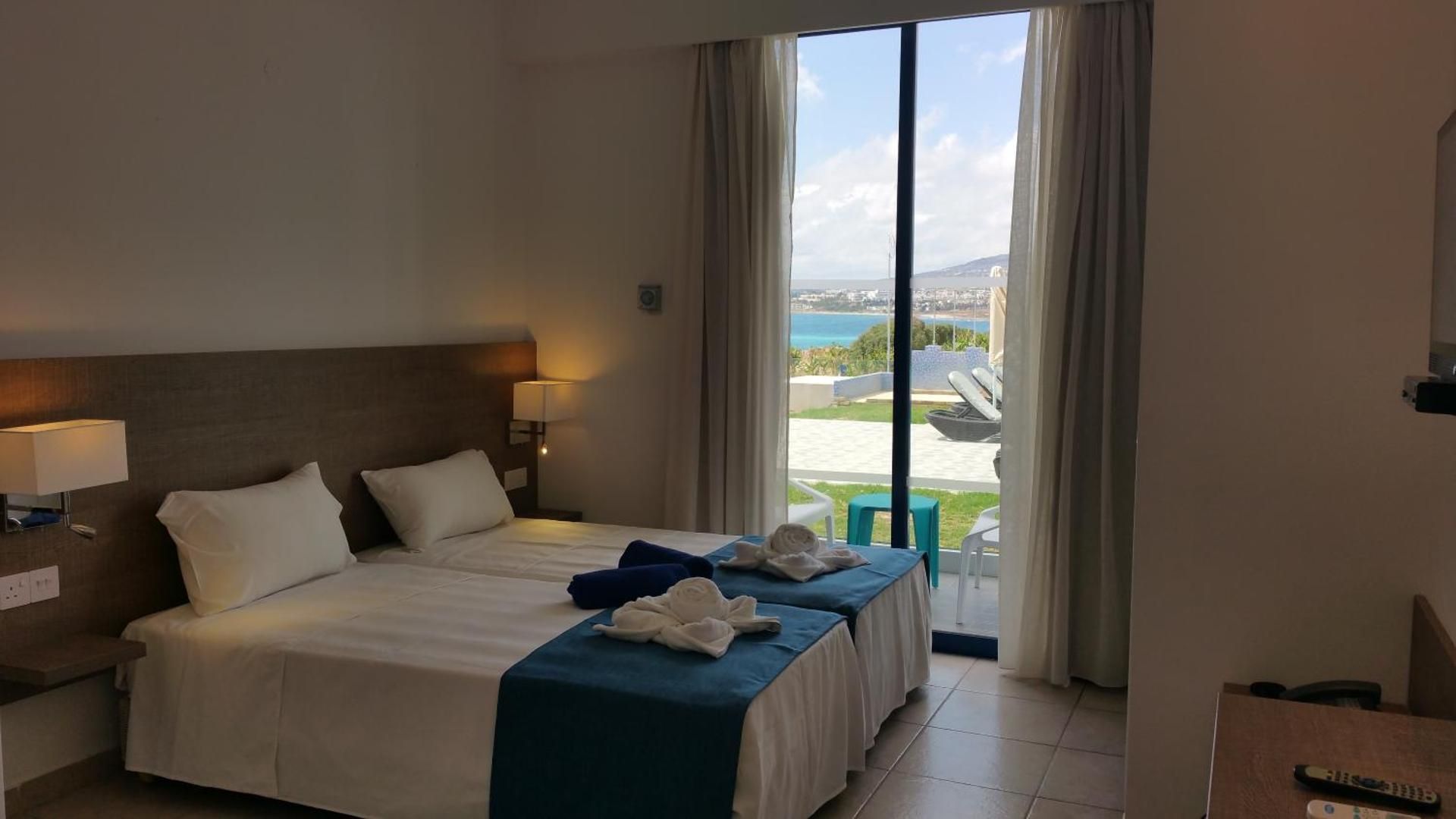 Suite with Sea and Pool View