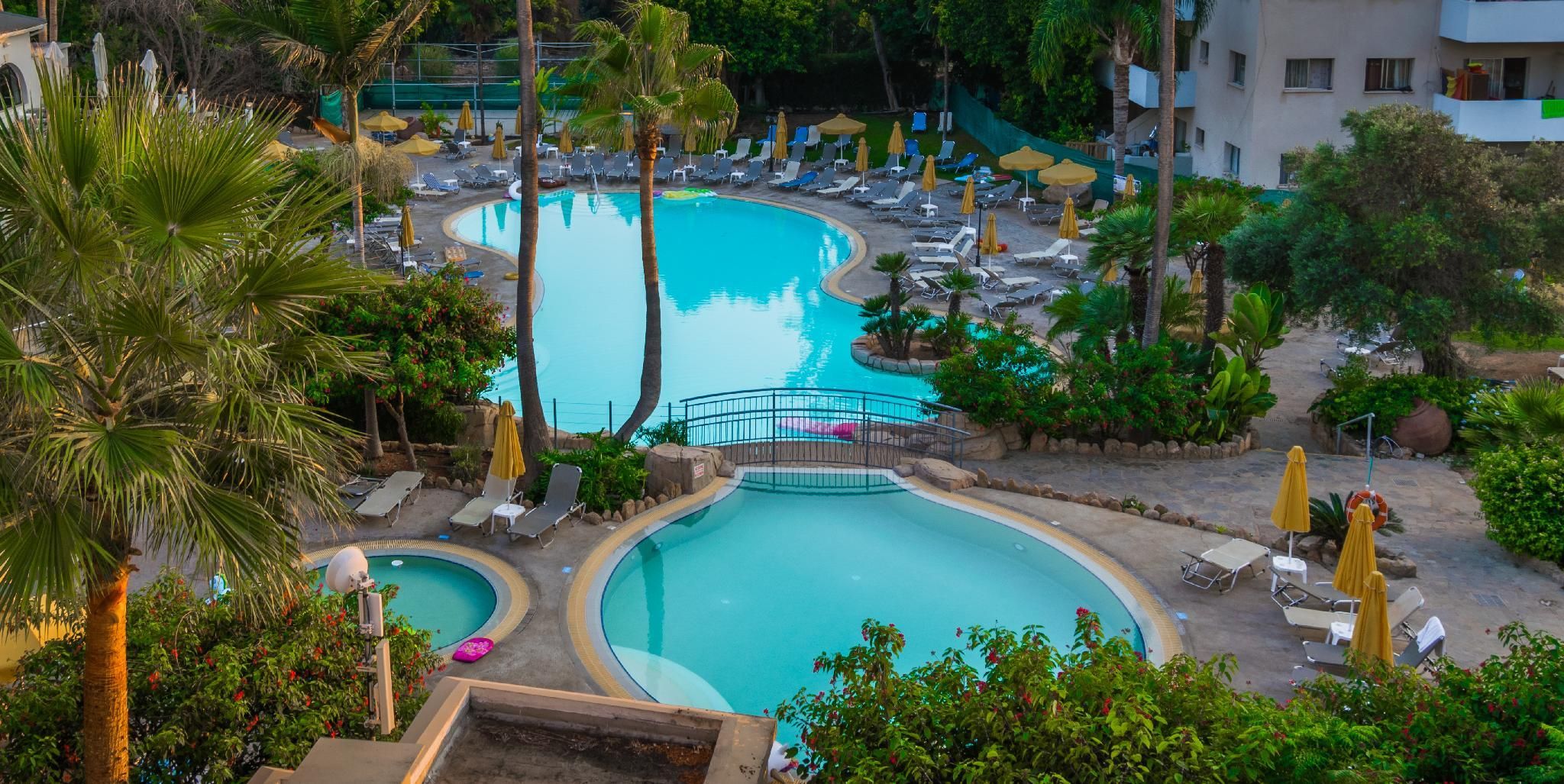 swimming pool [outdoor]