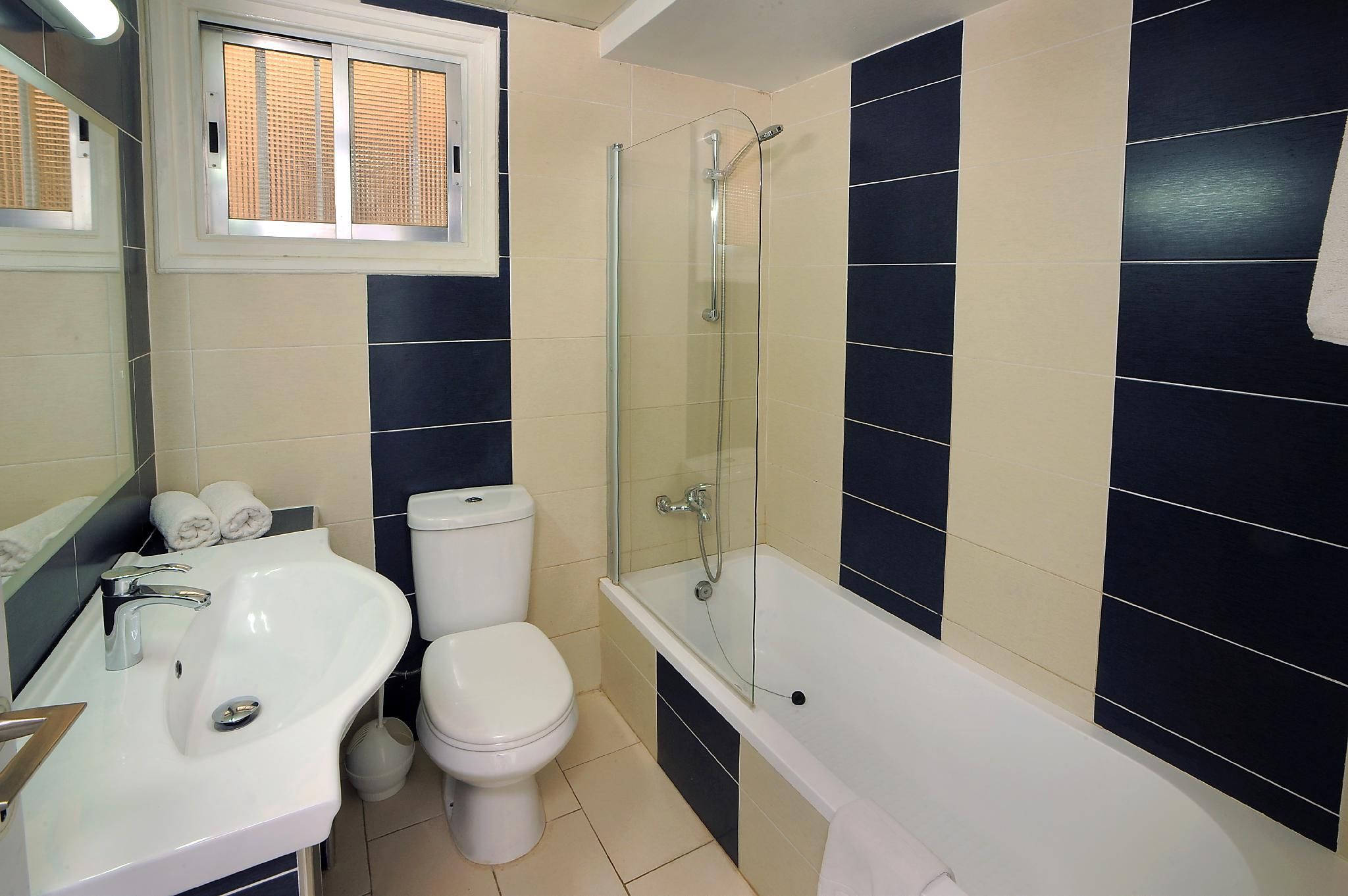 Mayfair Gardens Apartments Double or Twin Room 3