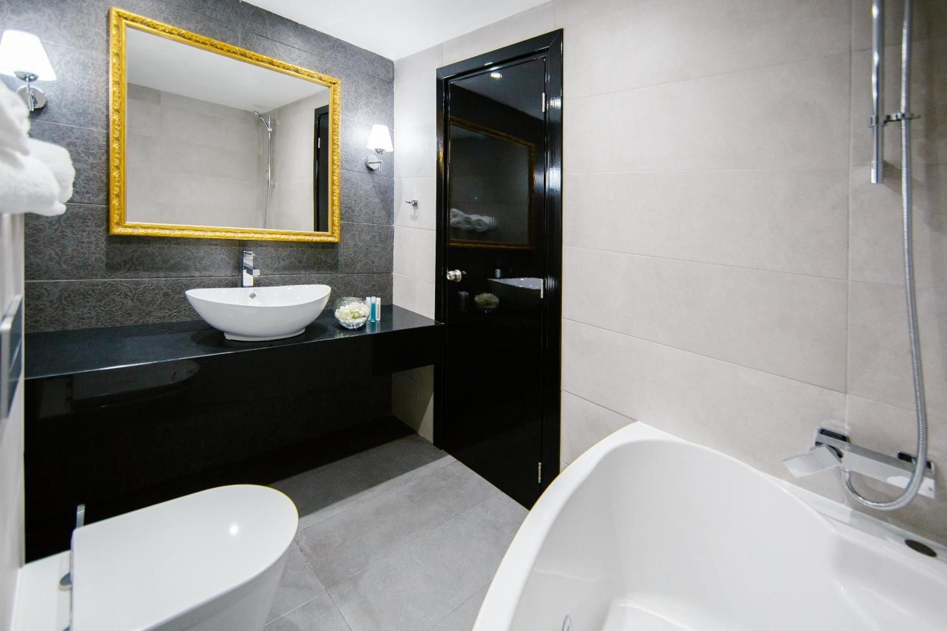 Qbic City Hotel Deluxe Suite with Spa Bath 2