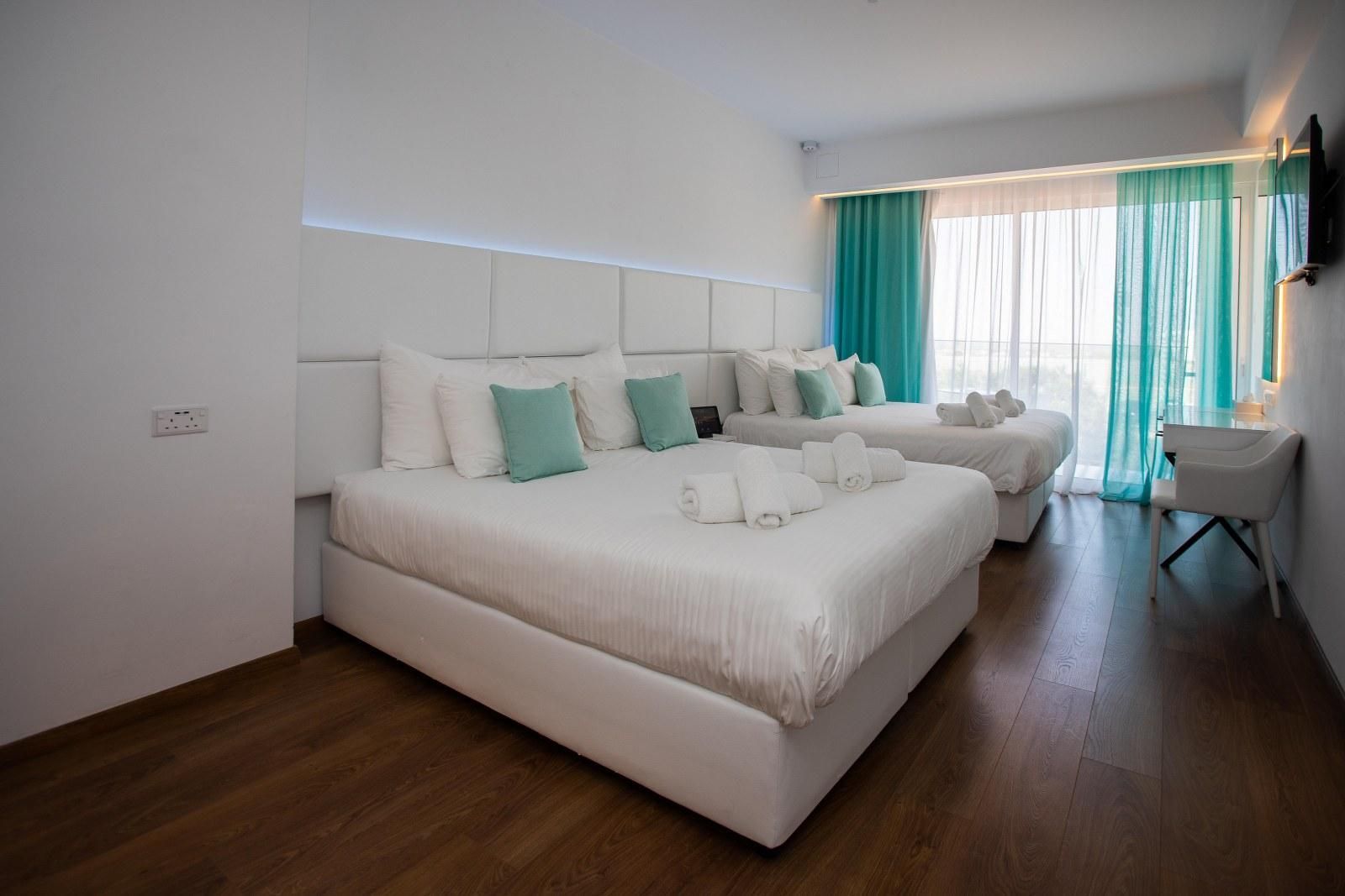 Deluxe Twin Partial Sea View