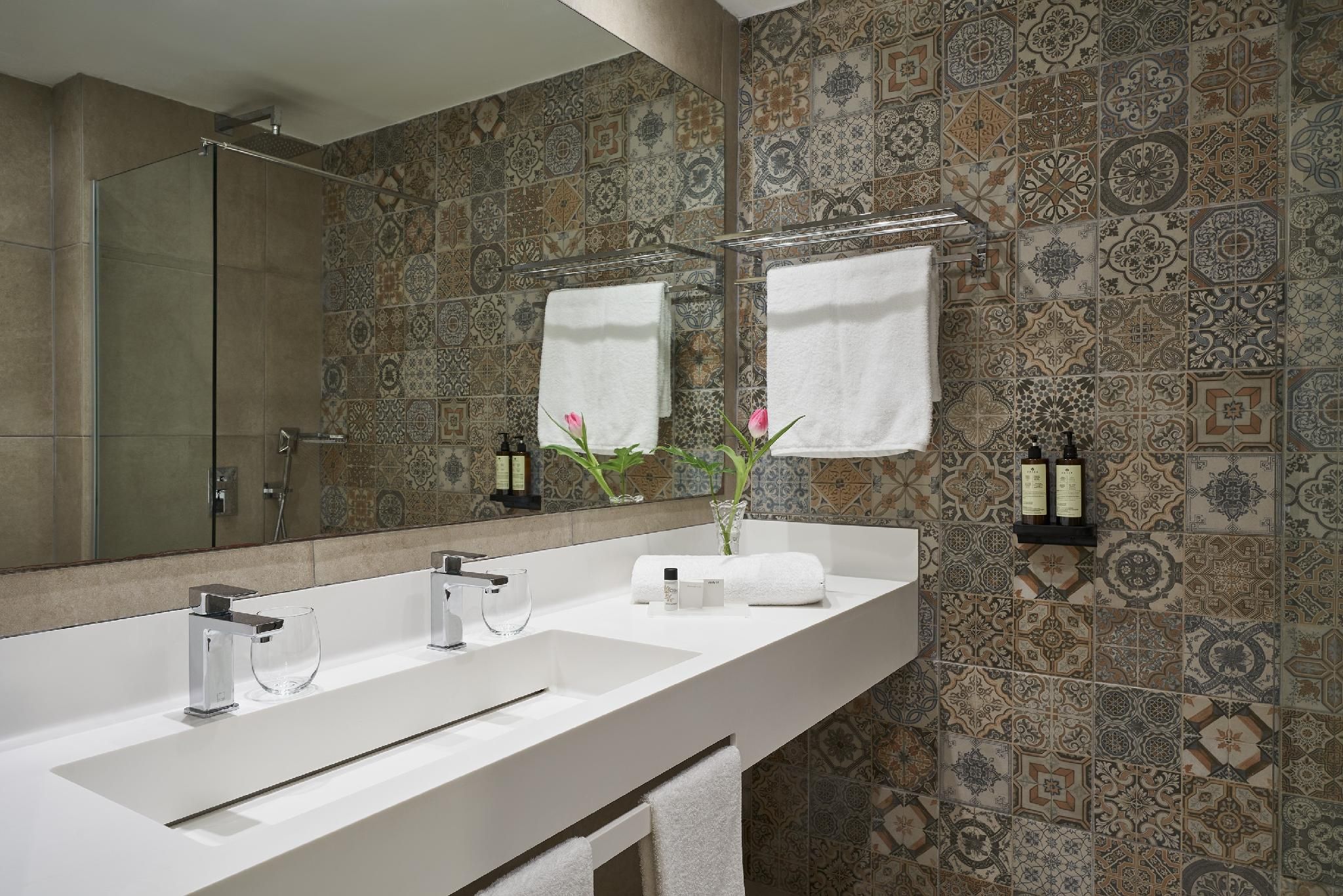 1-Bedroom Inland View Family Suite