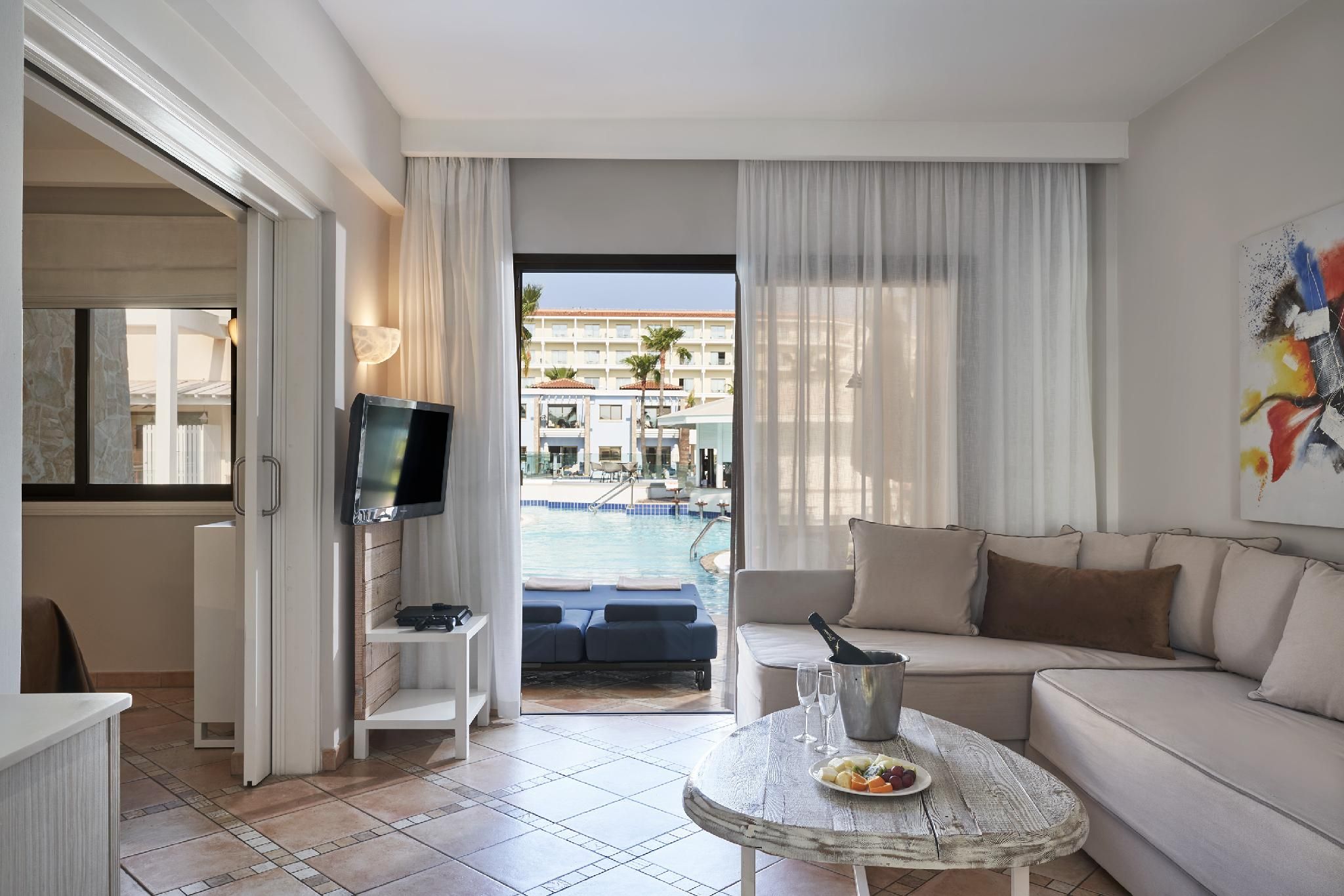 1-Bedroom Premium Swim Up Suite