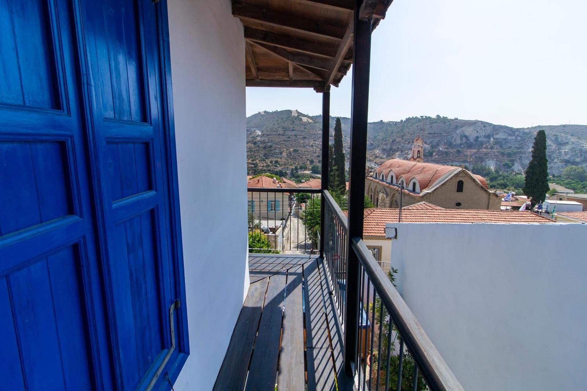 Apartment with Mountain View