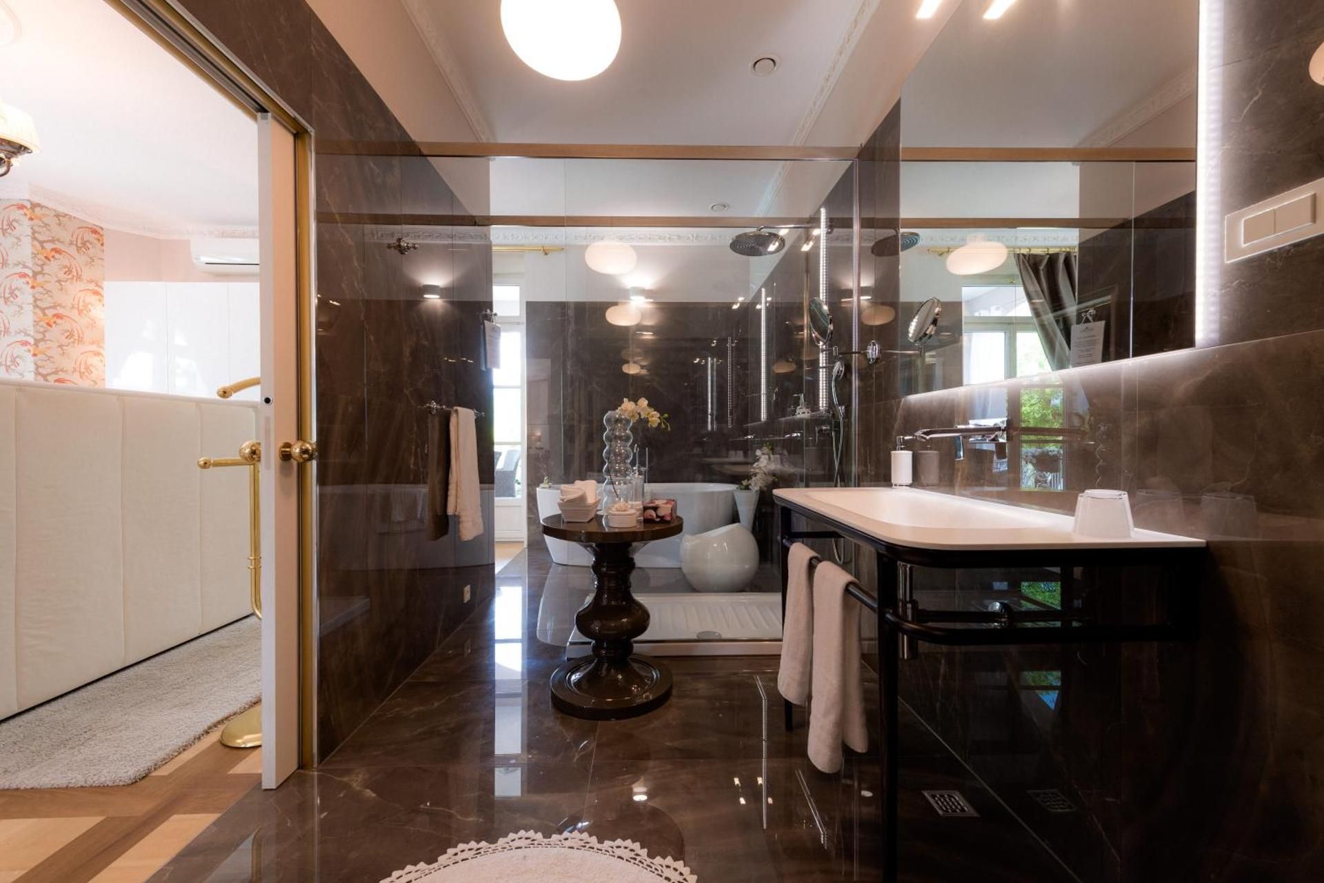 Prestige Suite with Lake View