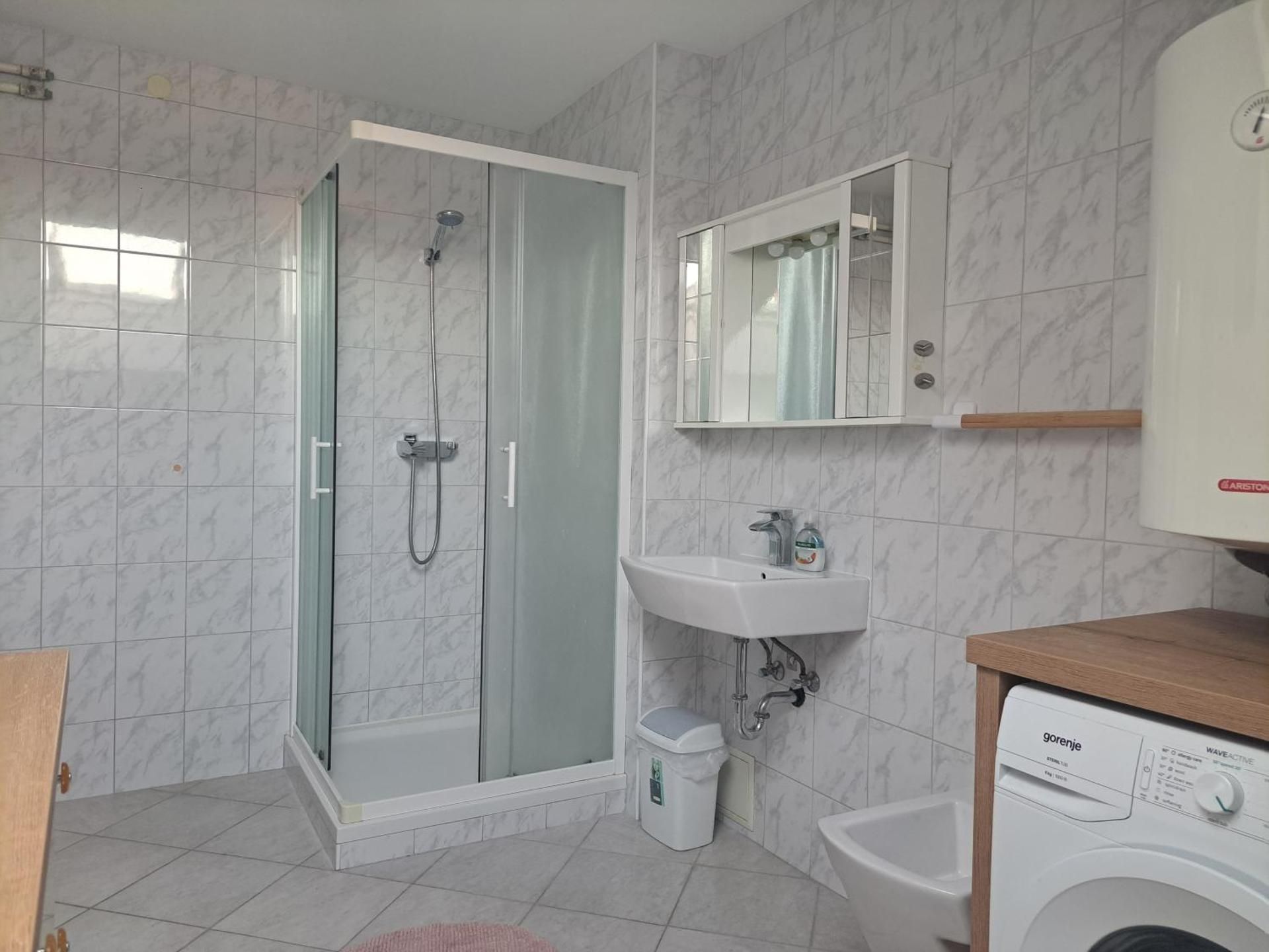 Apartment with Shower