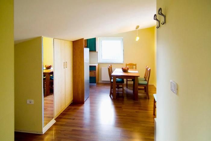 Apartment with Mountain View