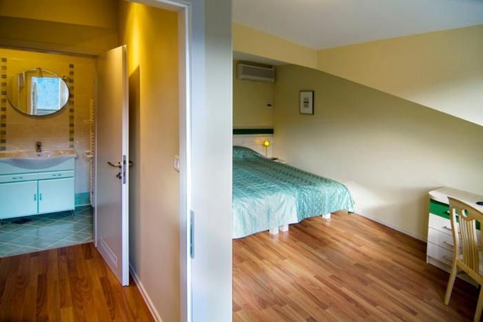 Apartment with Mountain View