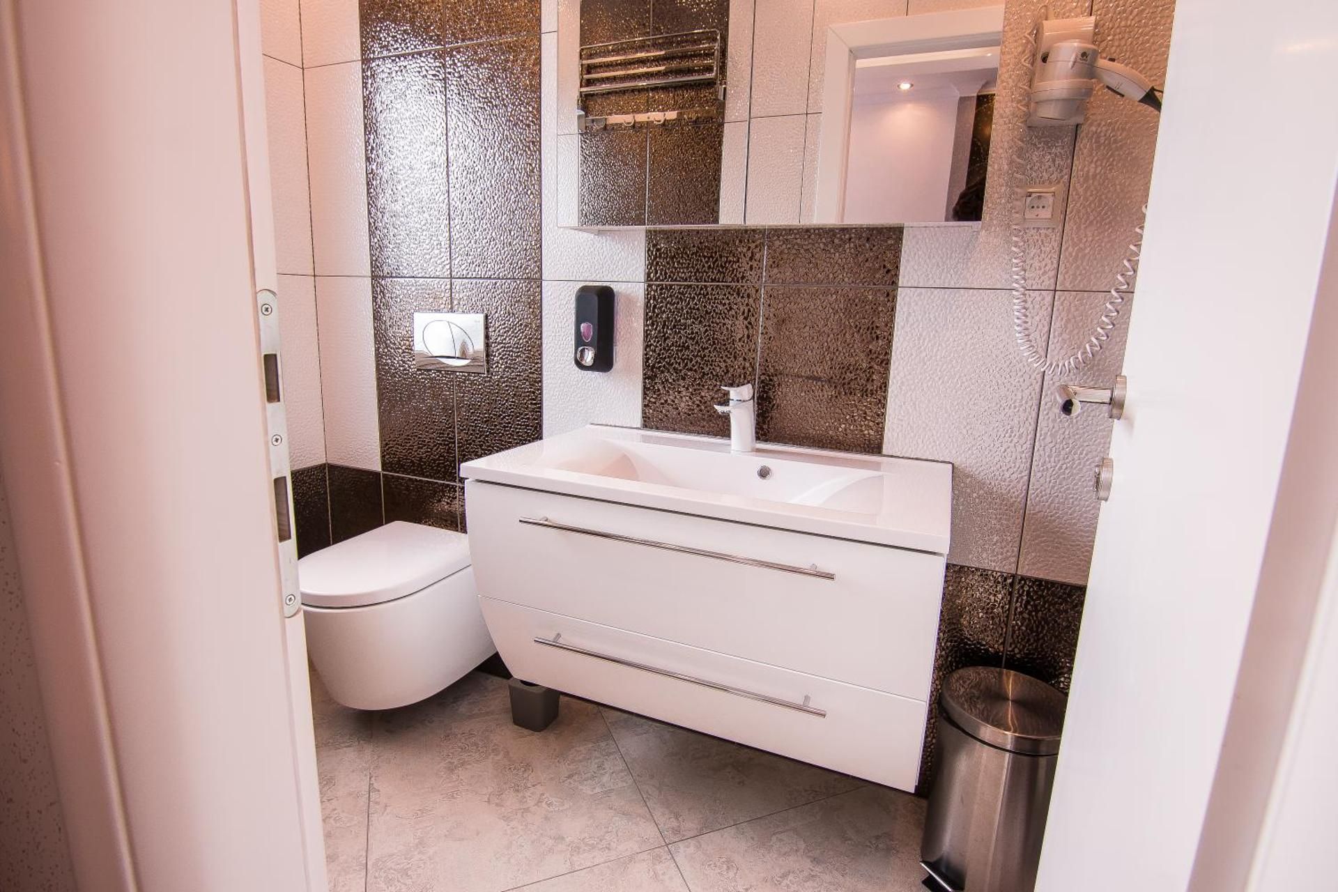 Vila Lemic Postojna Comfort Triple Room with Shower 2