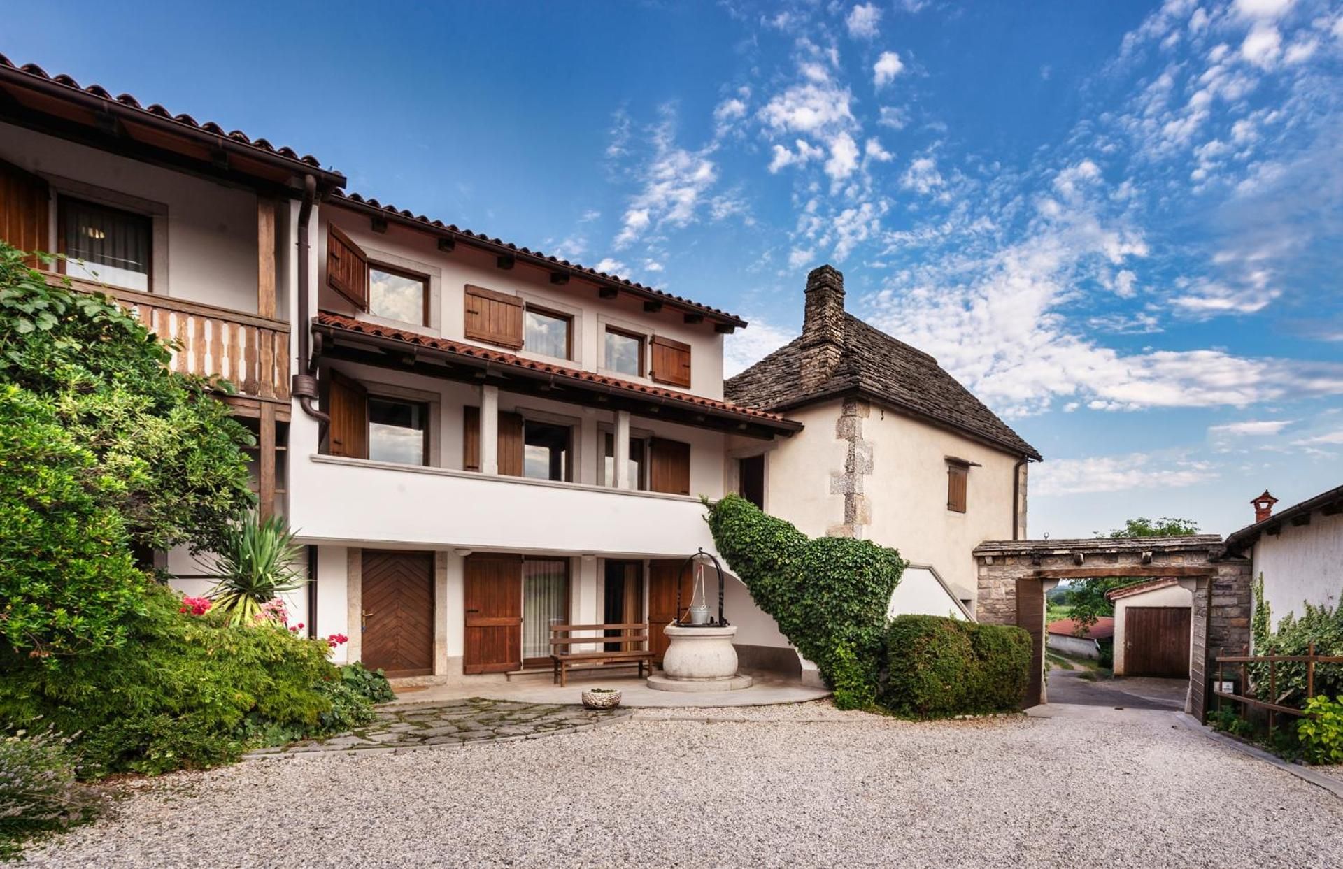 Hisa Orel (Orel House)