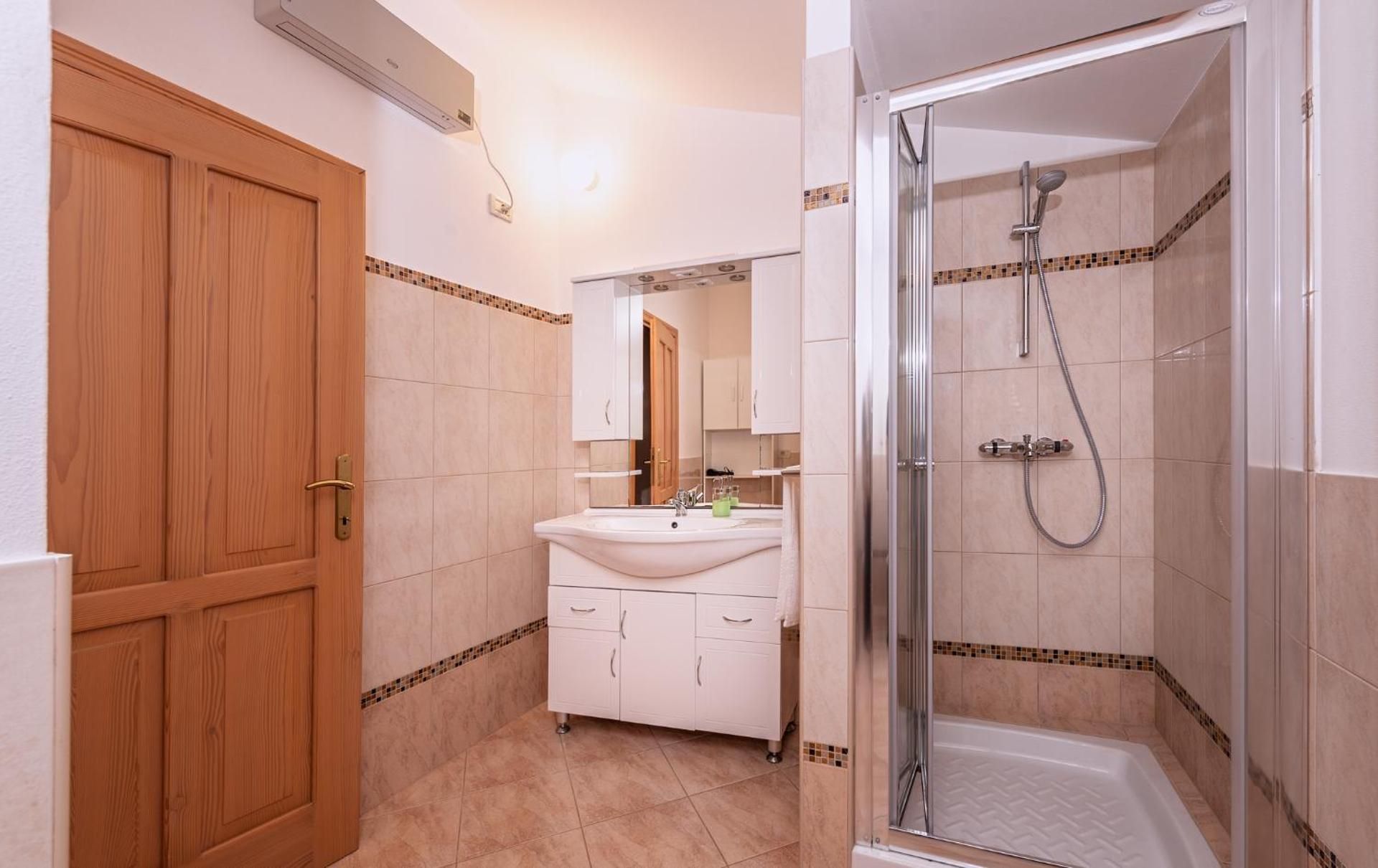 Hisa Orel (Orel House) One-Bedroom Apartment