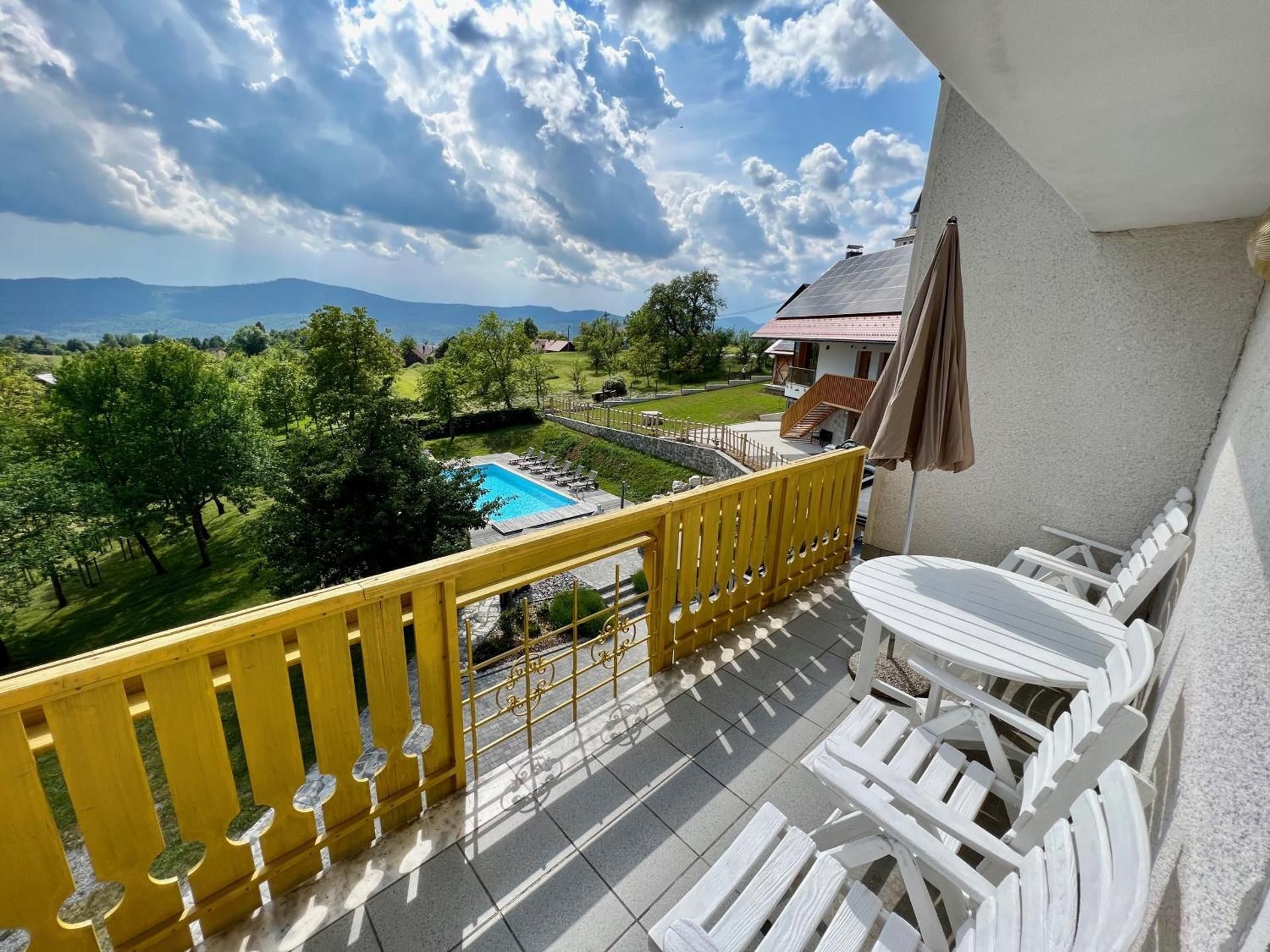 Apartment with Pool View 