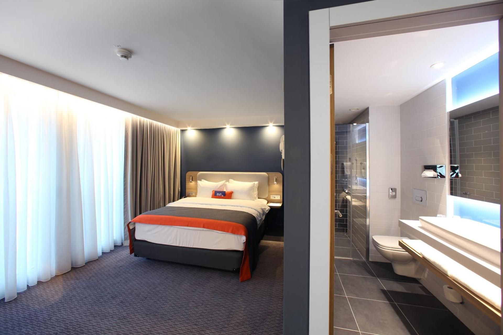Standard Queen Room - Free Breakfast