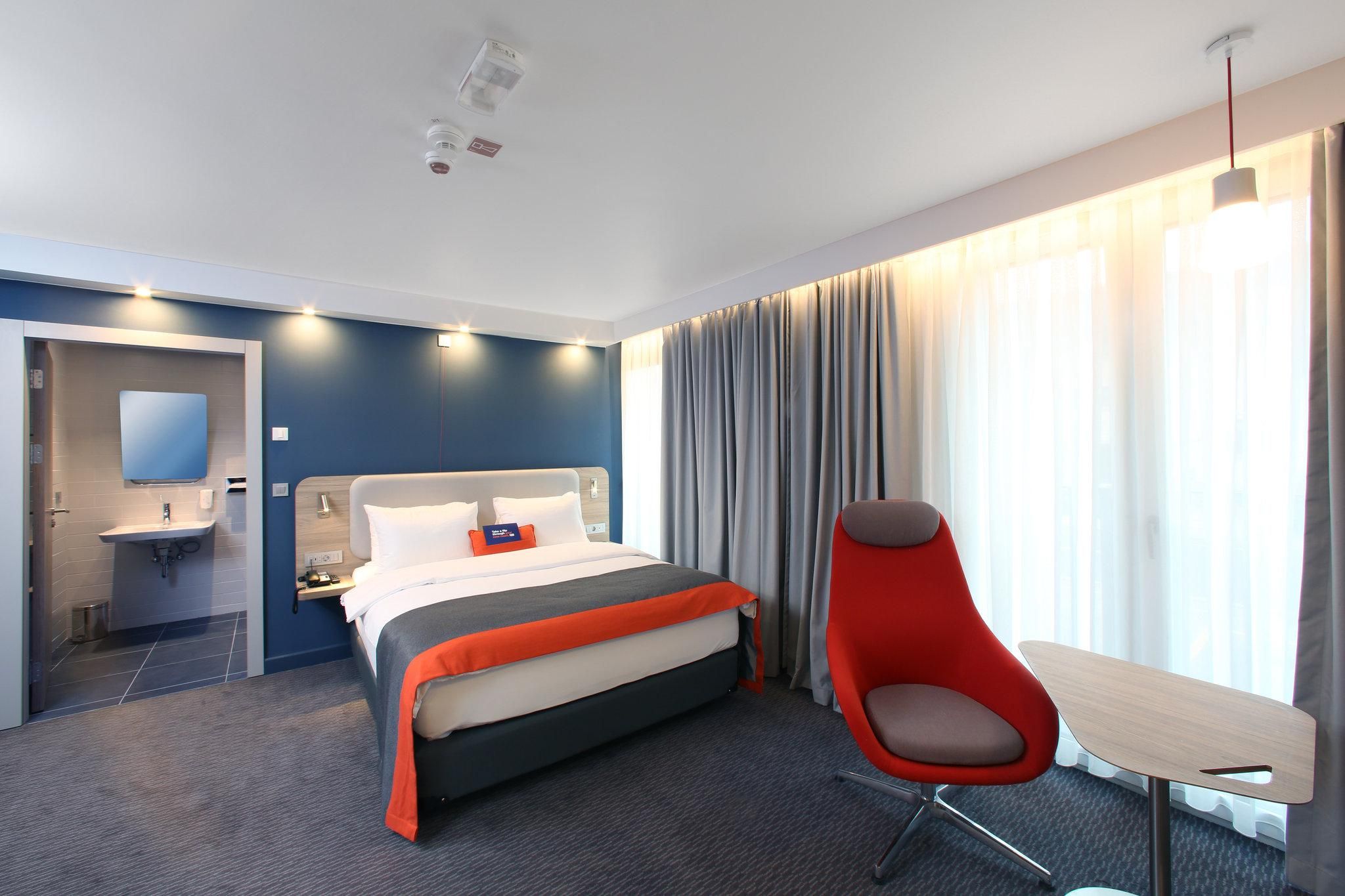 1 Queen Bed Standard Accessible