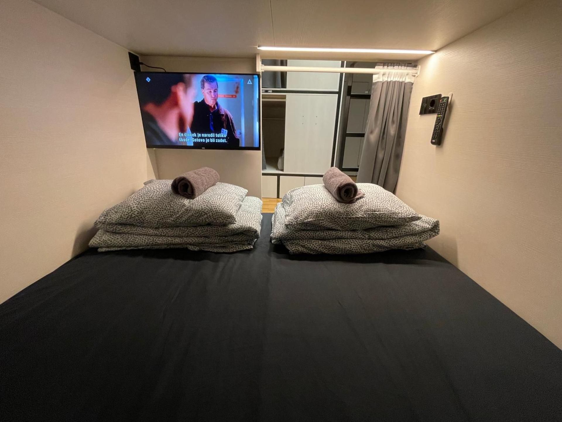 Double Cabin with TV in Dormitory Room