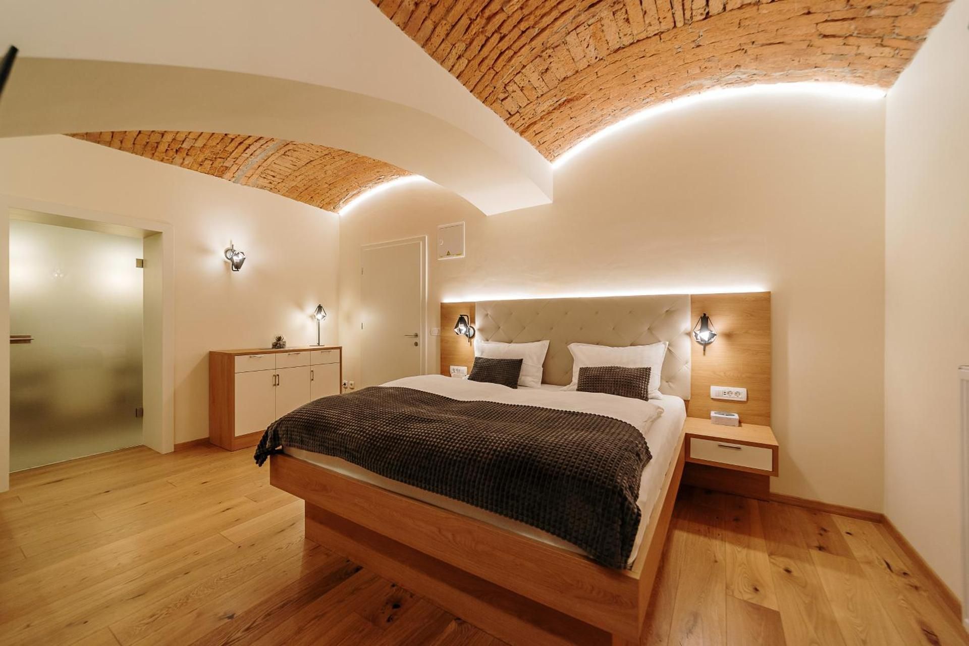 Queen Room - Basement