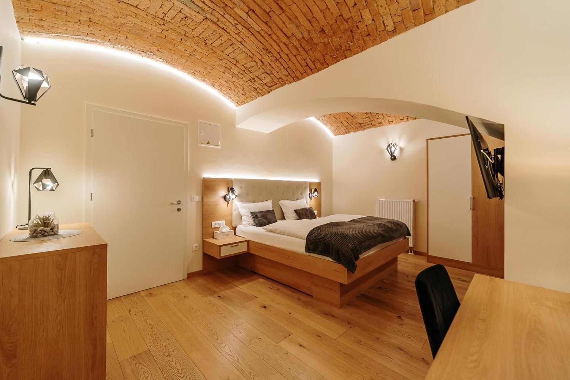 Queen Room - Basement