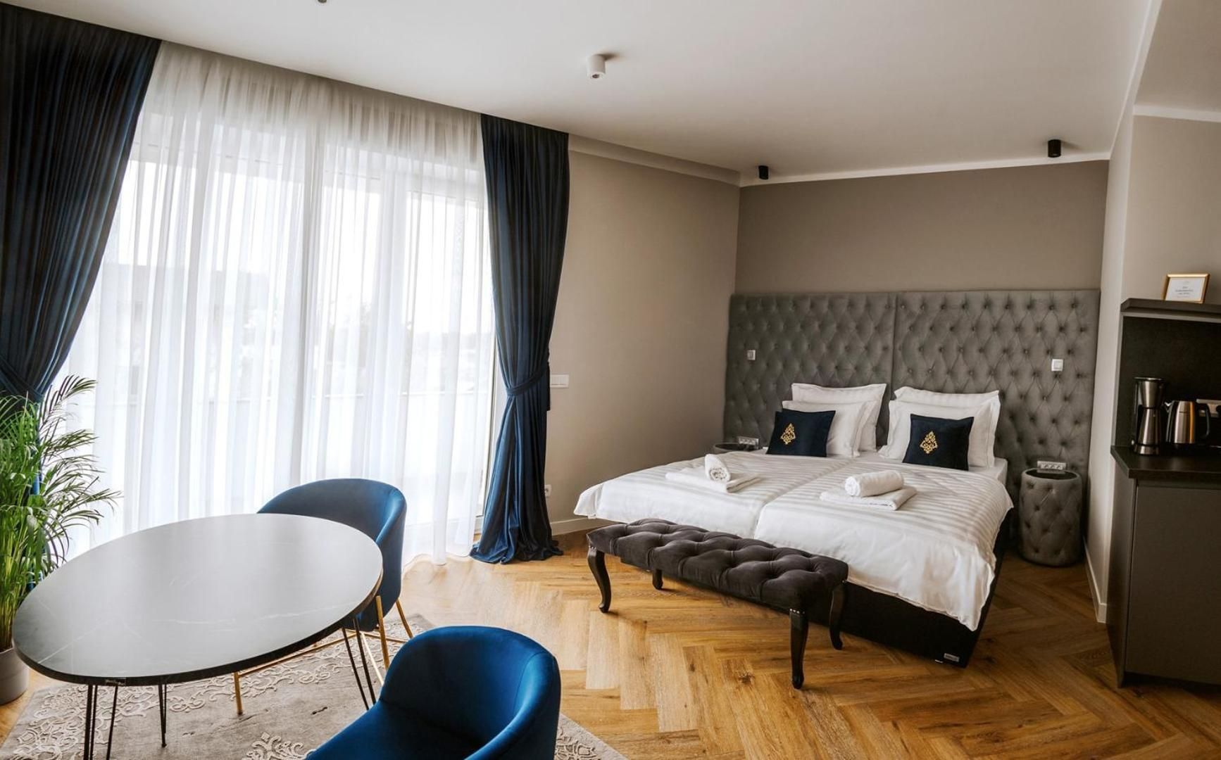 Deluxe One-Bedroom Apartment with Balcony