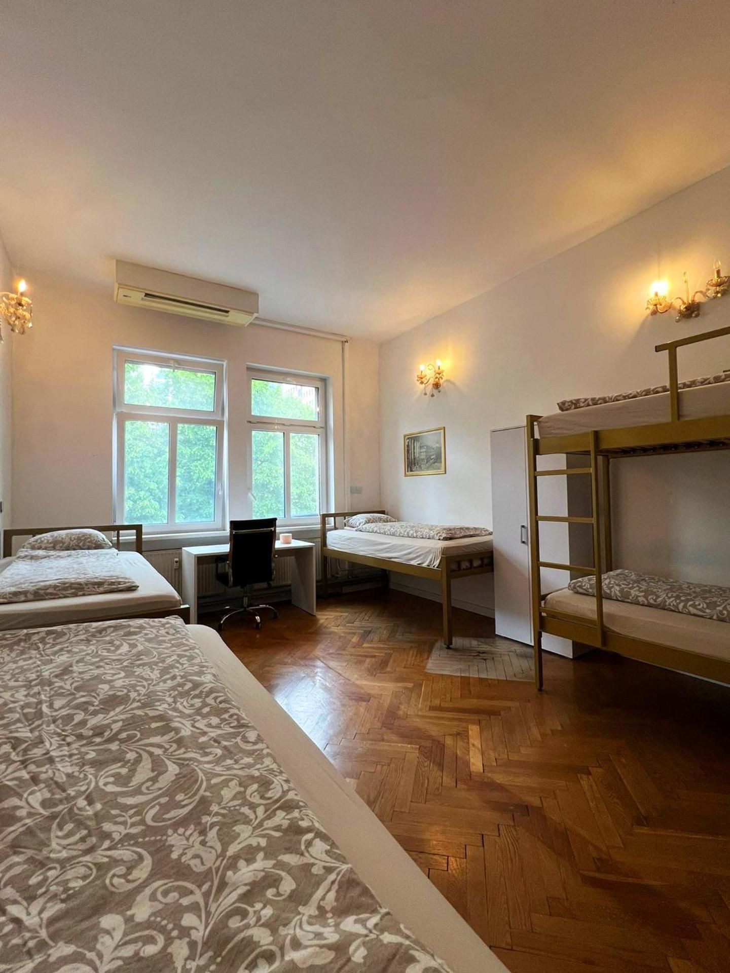 Quintuple Room