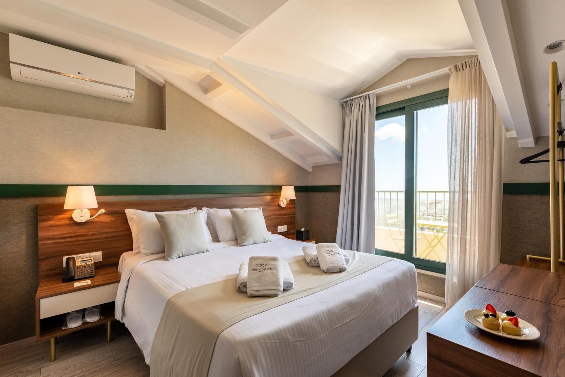 Queen One-Bedroom Suite