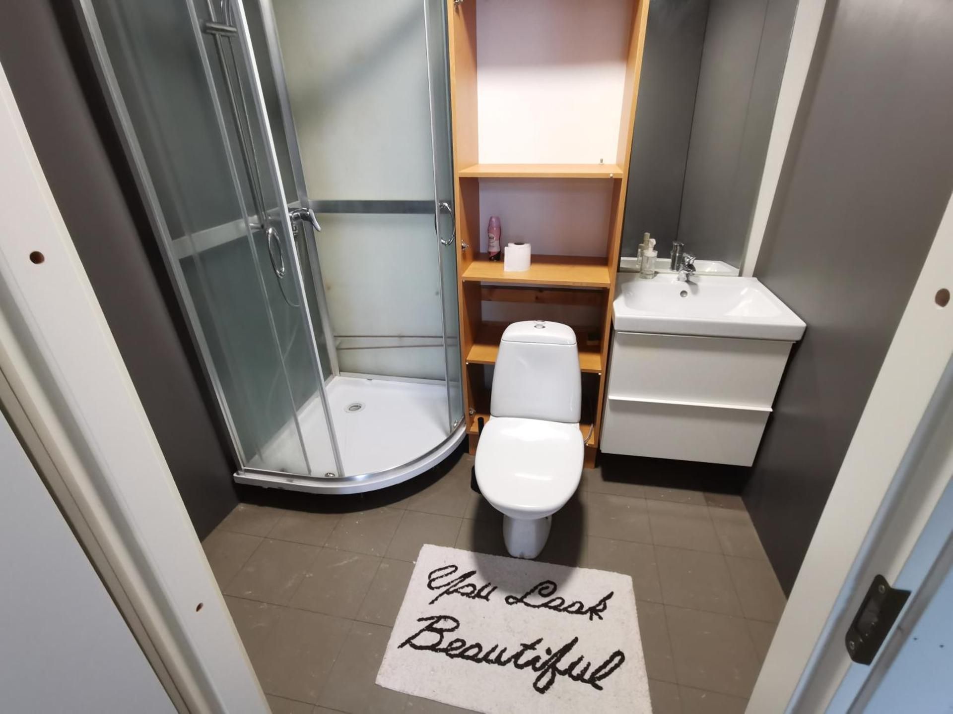 Apartment with Shower