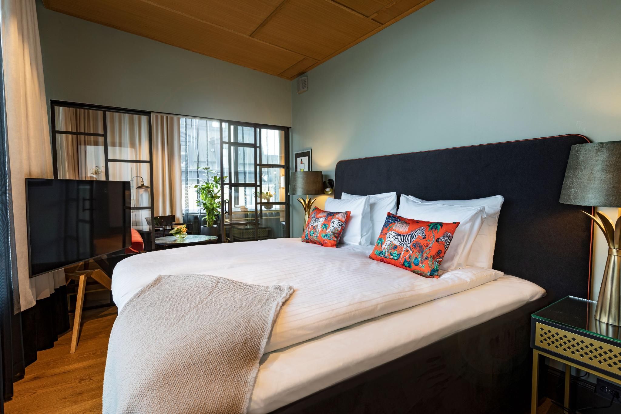 Corner Suite, 1 Bedroom Suite, 1 King, Corner room