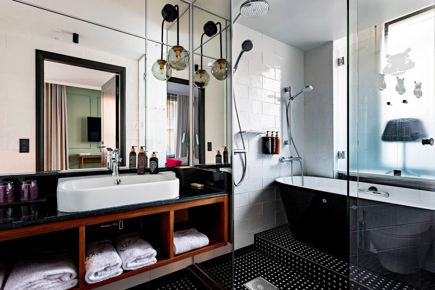 Corner King Room, Larger Guest room, 1 King, Corner room