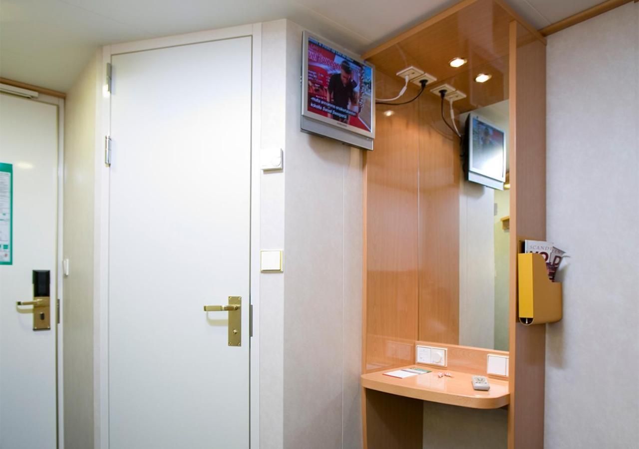 Viking Line ferry Viking XPRS - Night Cruise from Helsinki Inside Piccolo Allergy 3