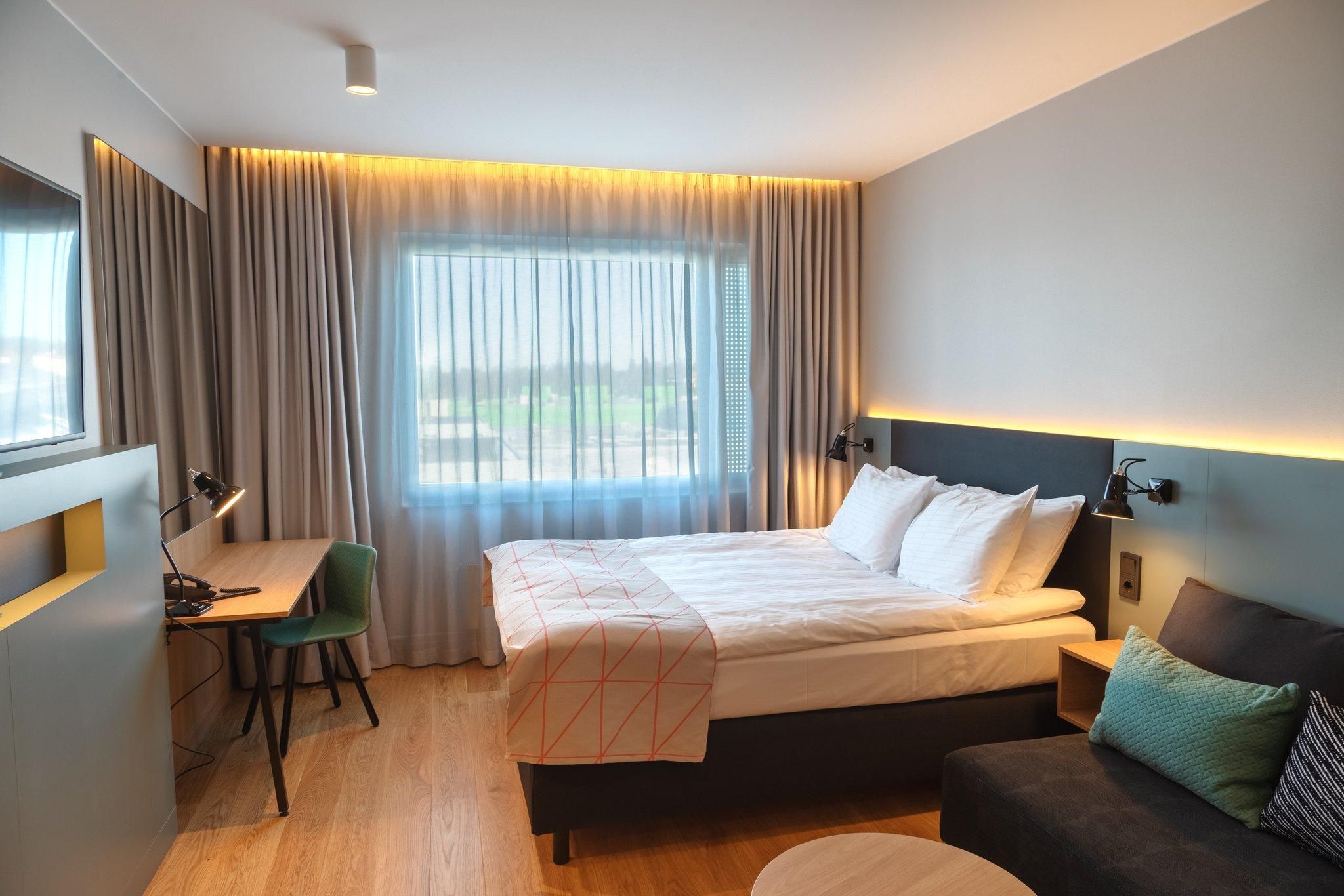 1 Queen Bed Standard Single Sofa Bed