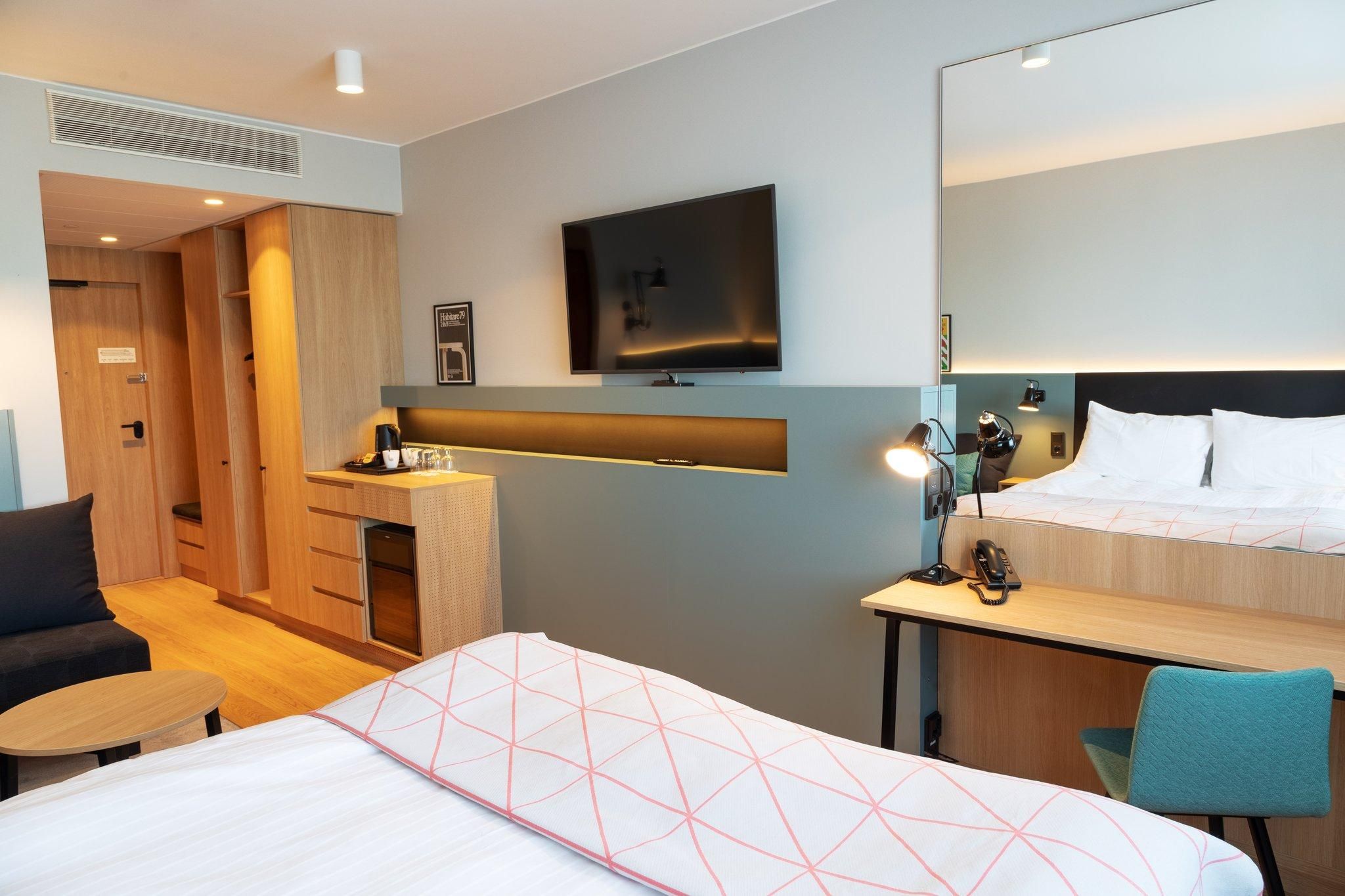 1 Queen Bed Standard Single Sofa Bed