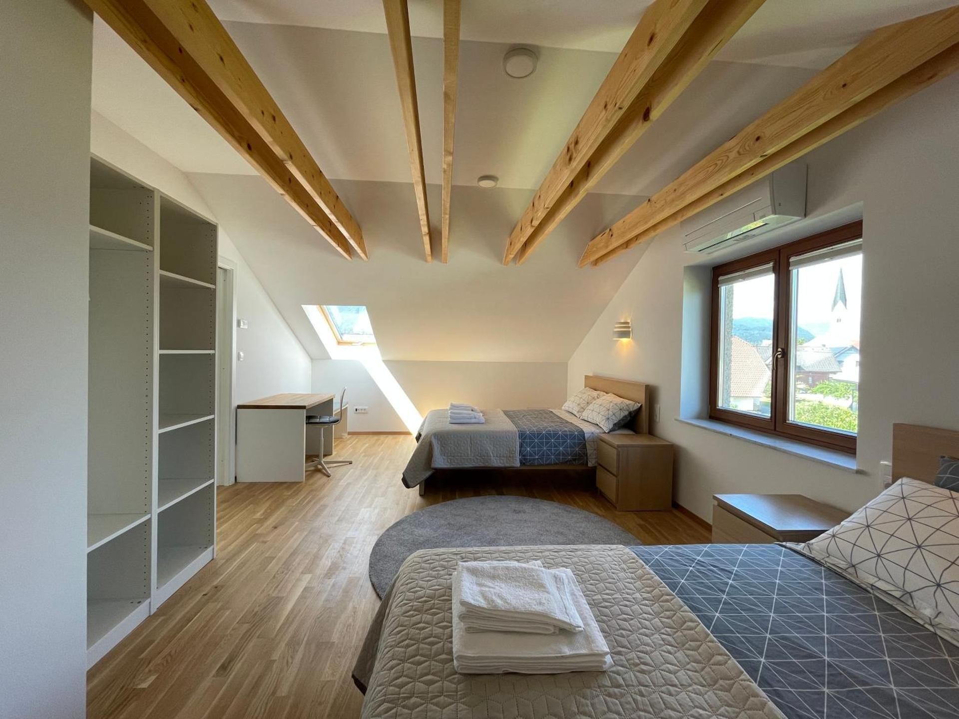 Apartment with Mountain View