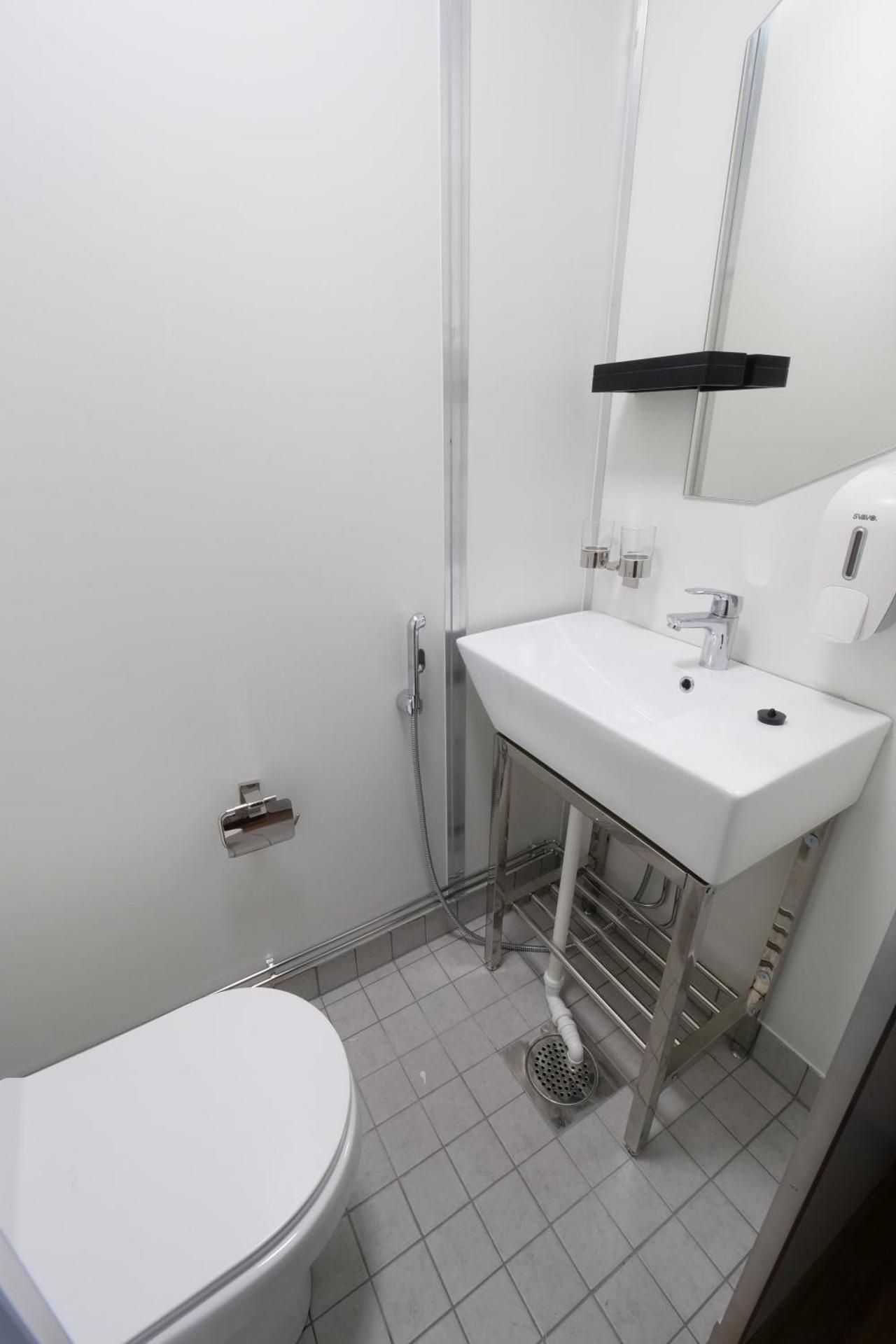 Single Room with private Toilet and Shared Shower