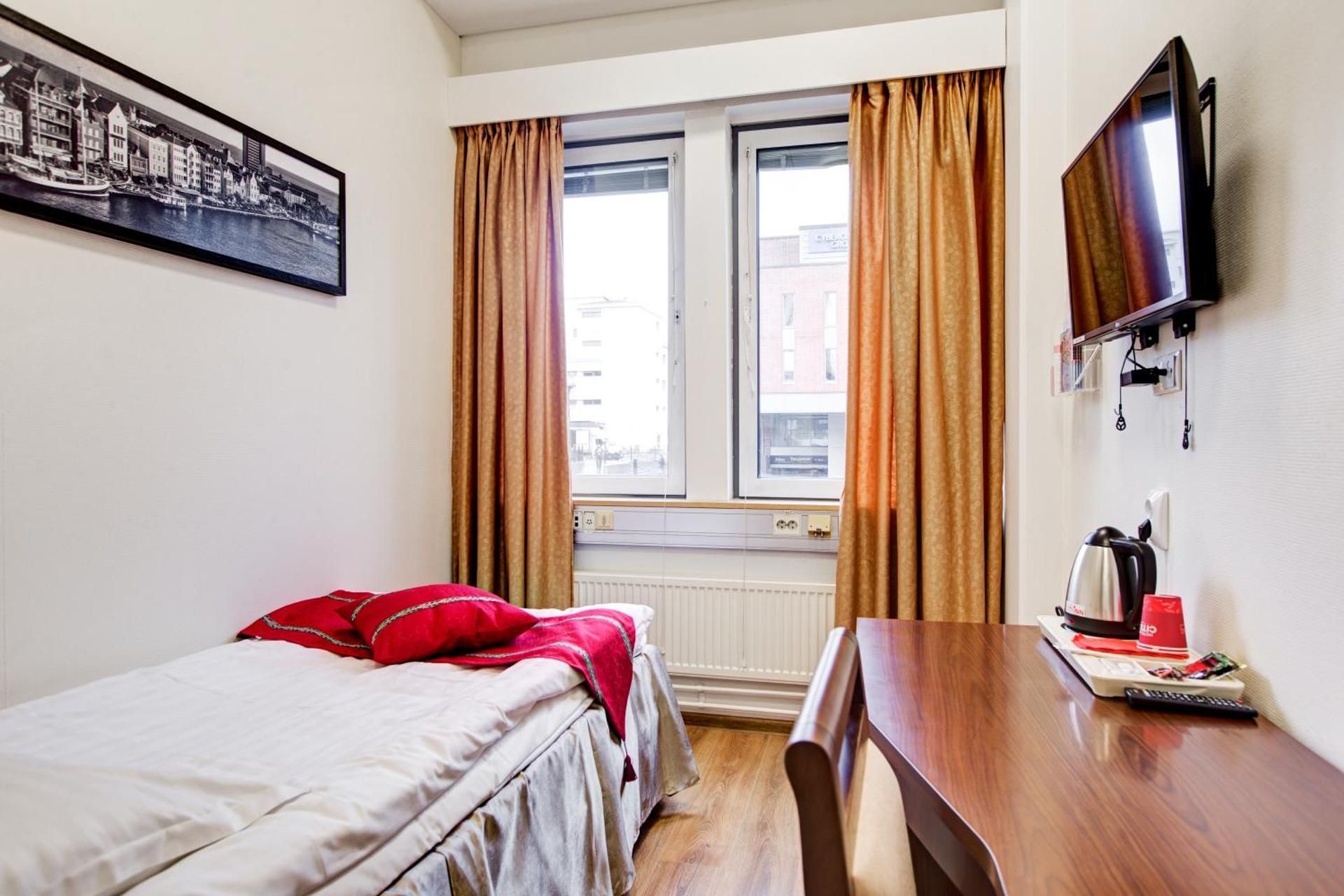 Single Room with private Toilet and Shared Shower