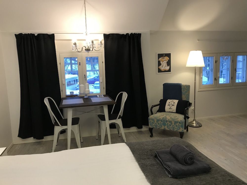 Green Door Apartments Deluxe Apartment 12