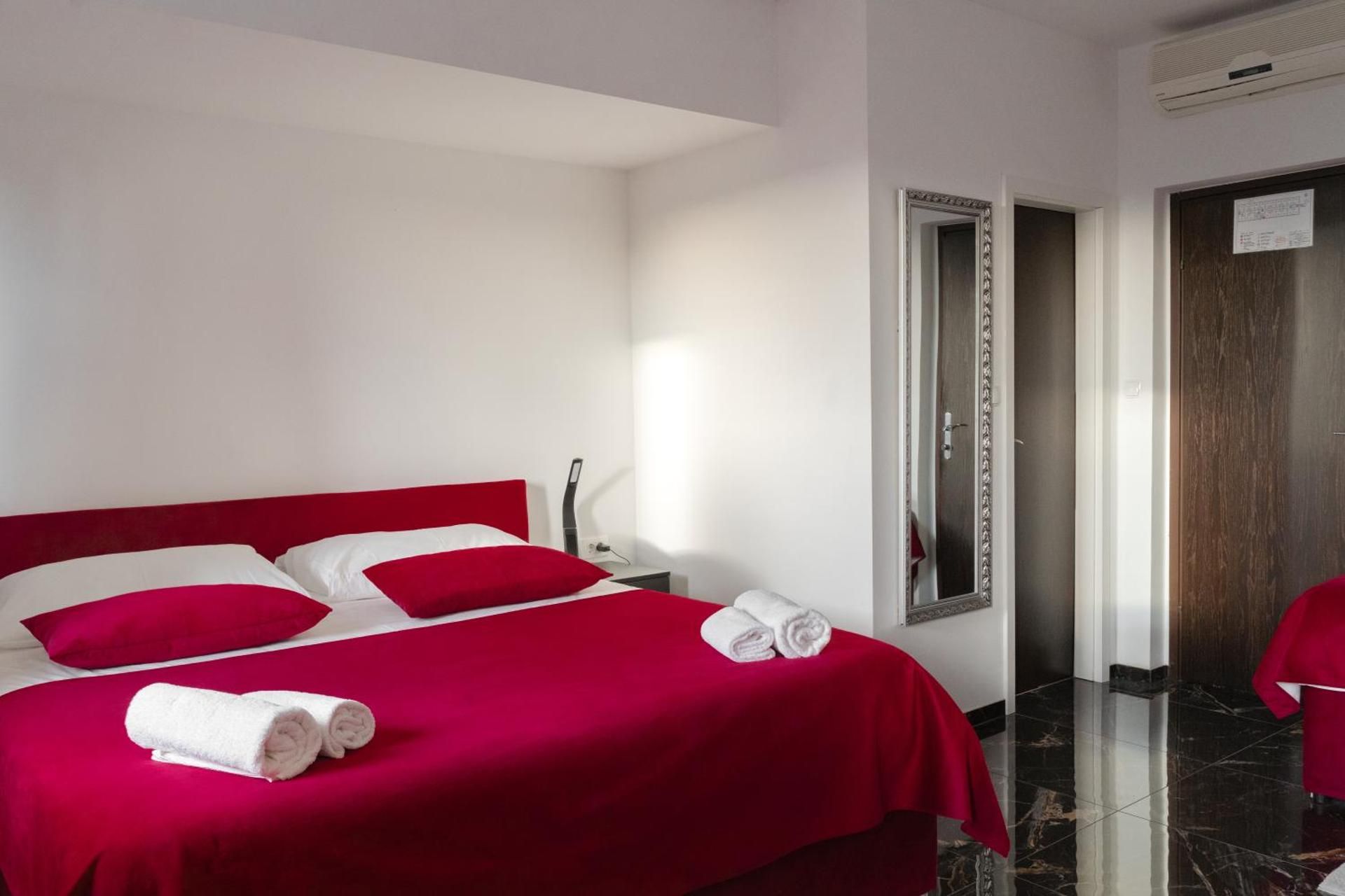 Hotel Prunk Single Room